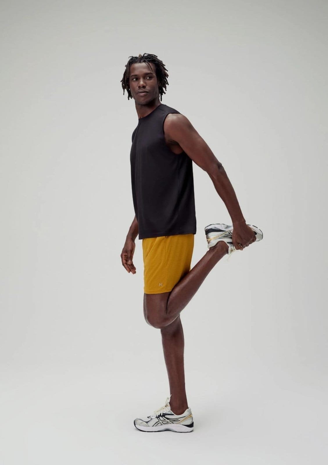 Vista 2 Bermuda Esportiva Masculina Texturizada HERING SPORTS amarelo