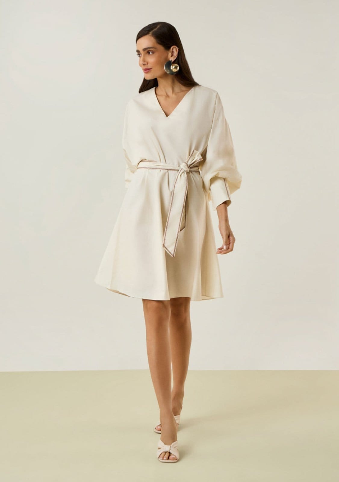 Vista principal Vestido Maria Valentina Solto Decote V Manga Longa Curto Off-white Maria Valentina off-white white