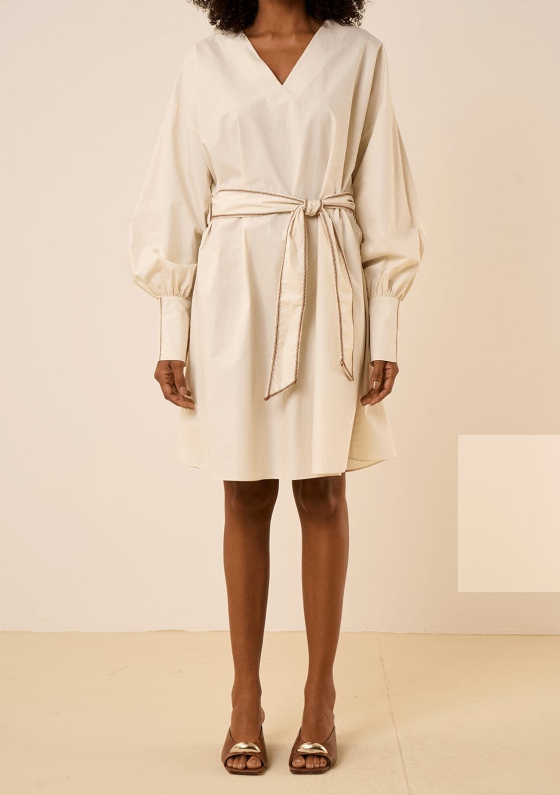 Vista 2 Vestido Maria Valentina Solto Decote V Manga Longa Curto Off-white Maria Valentina off-white white