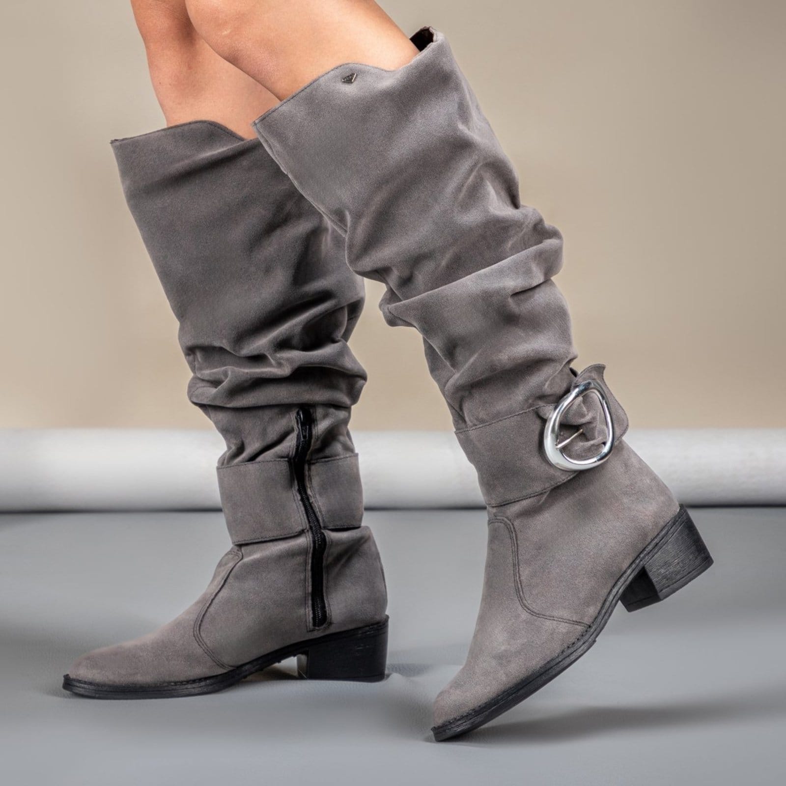Vista 2 Bota Montaria Feminina GuGi Em Camurça Enrugada Cano Alto Zíper E Fivela Chumbo Gugi cinza