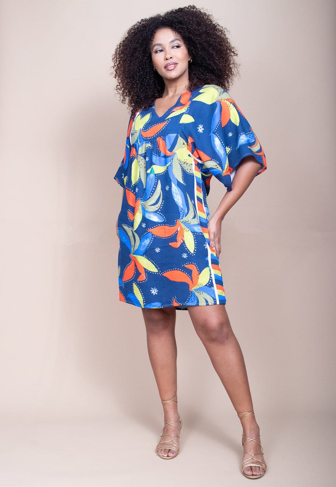 Vista principal Vestido Curto Cabana Free Pequi Viscose Estampa Maré Vibrante Cabanafree amarelo/azul/estampado/laranja