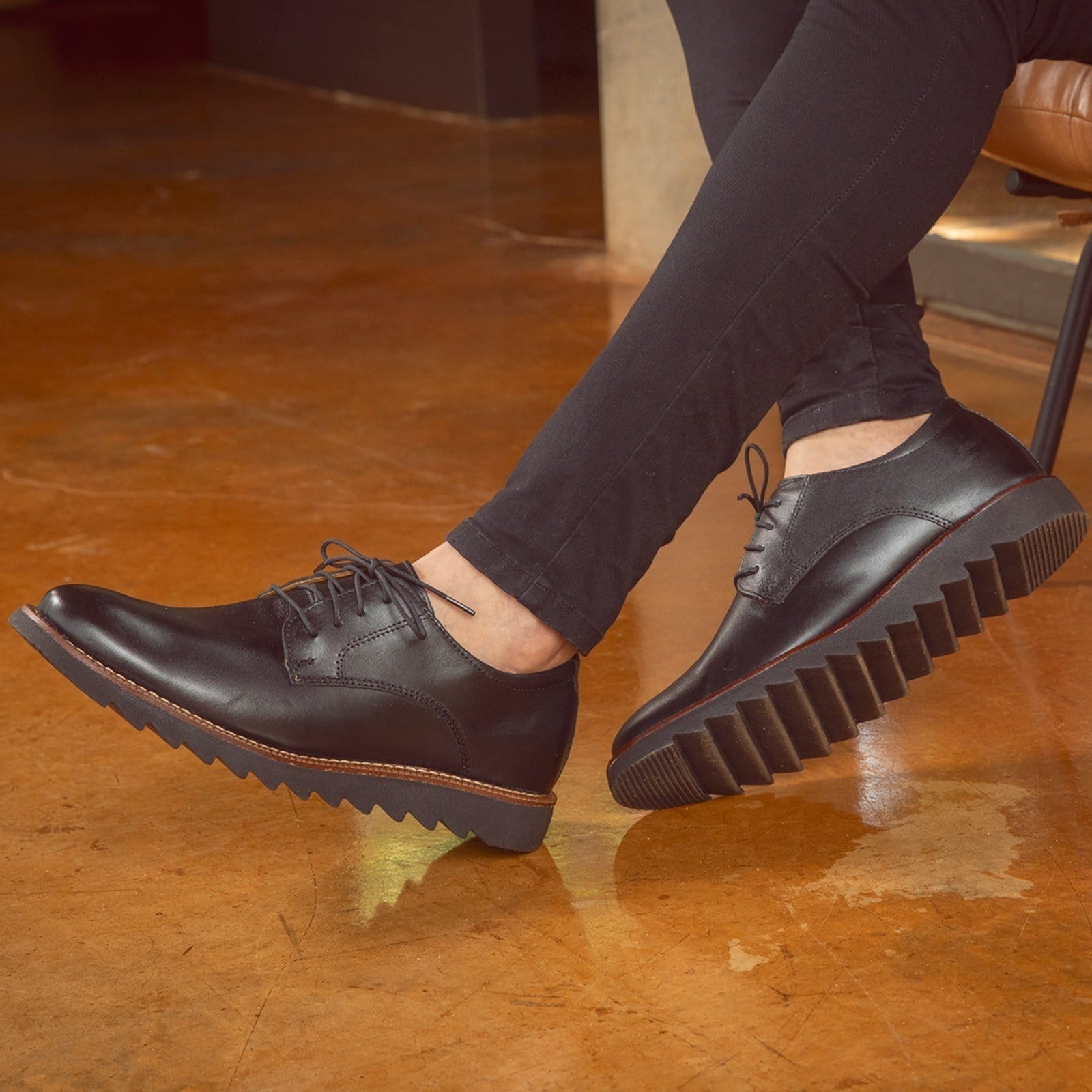 Vista 2 Sapato Social Masculino em Couro Solado Tratorado Moderno ROMEU E JULIETA SHOES preto