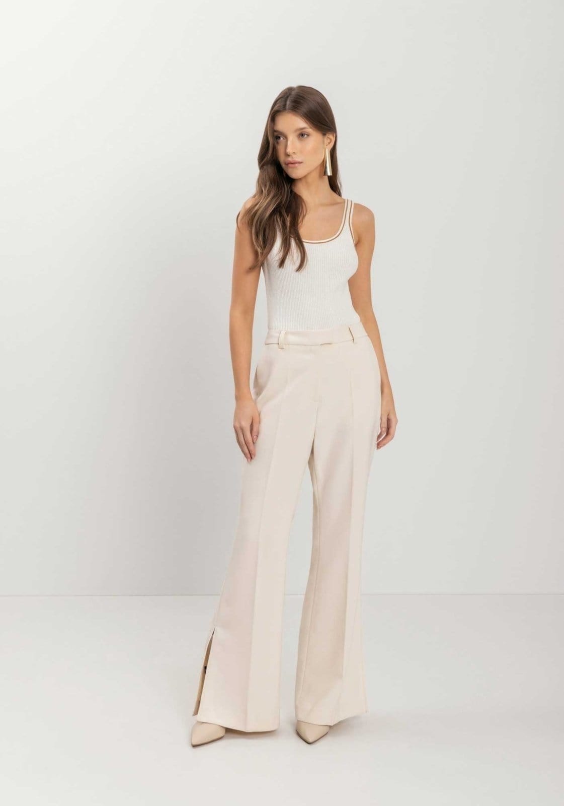 Vista 2 Calça Reta Com Cintura édia E Aberturas Na Barra Lez a Lez bege