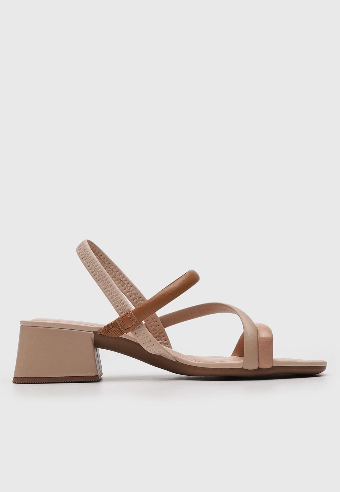 Vista 2 Sandália Feminina cê Salto Baixo Bloco BEBECÊ nude