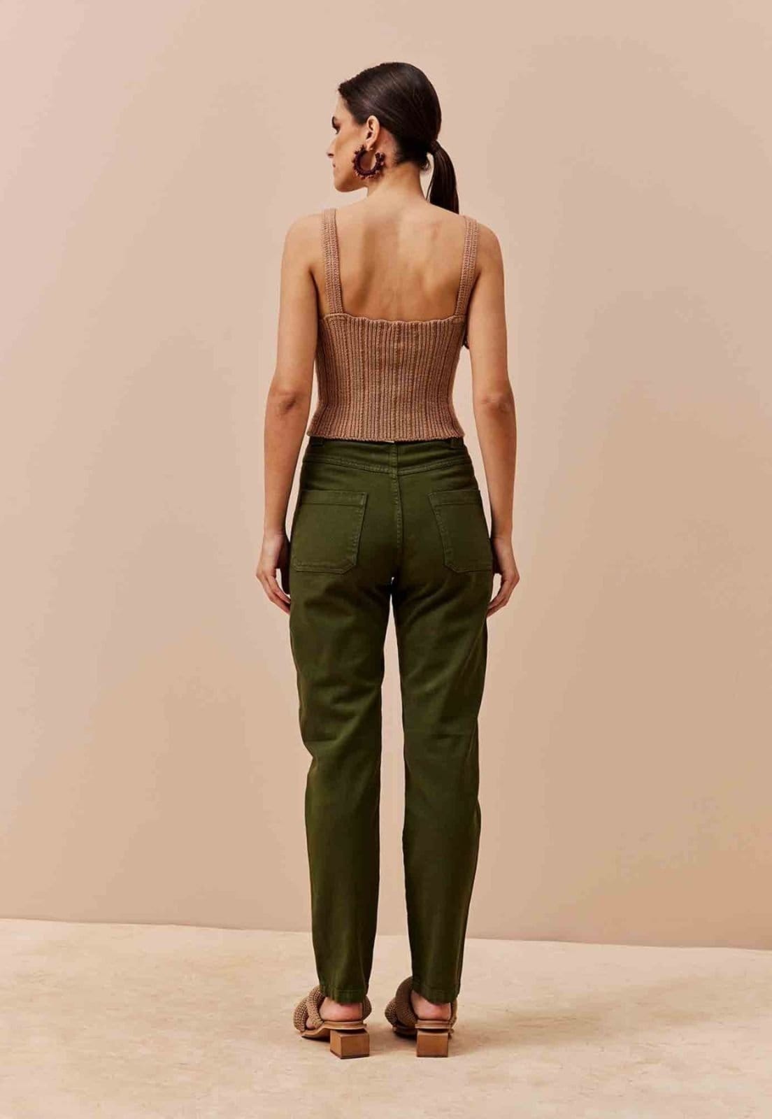 Vista 2 Calça Cenoura CaCay com Bolsos Frente CaCay verde militar