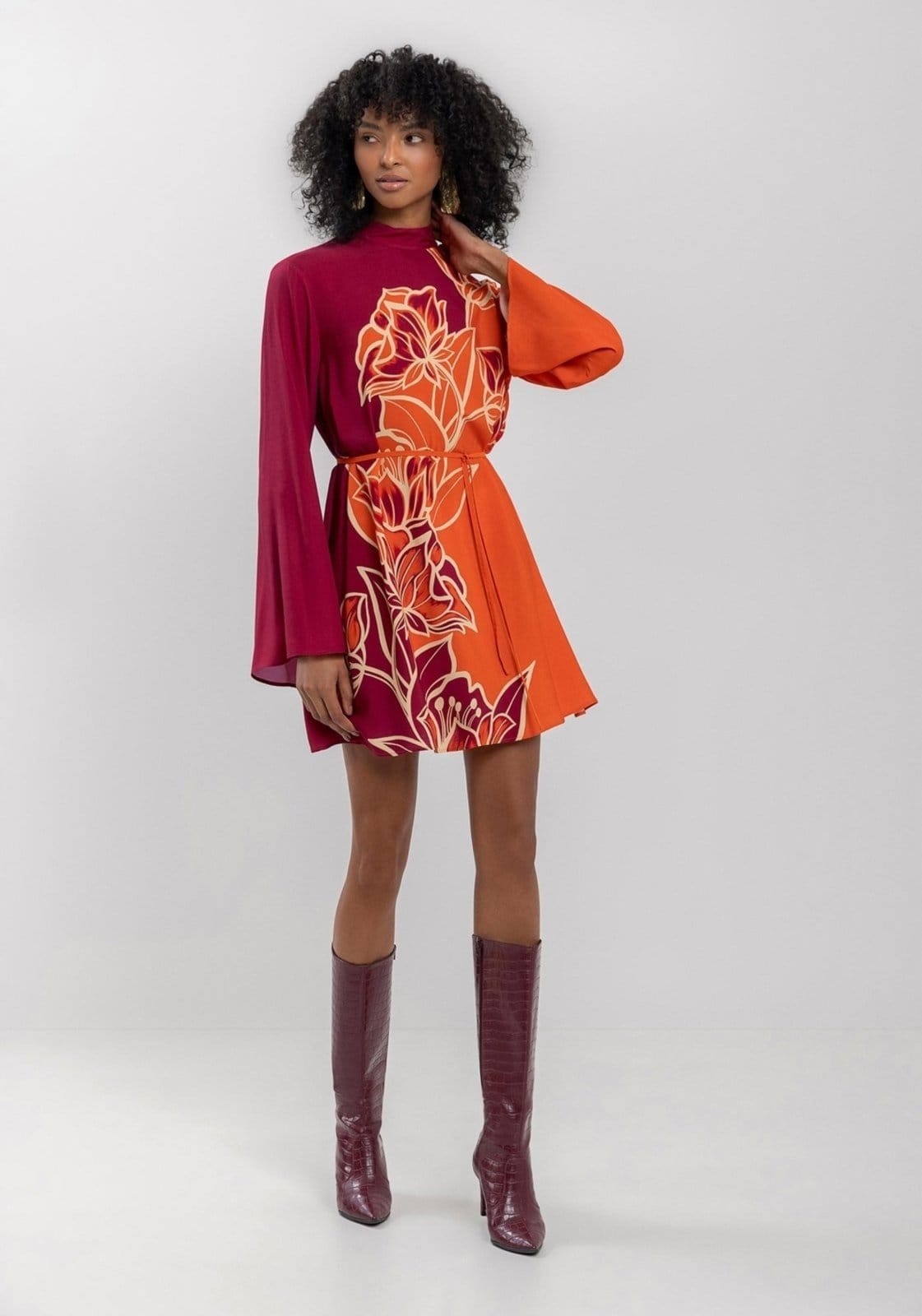 Vestido Curto Estampado Com Mangas Longas Amplas E Cinto