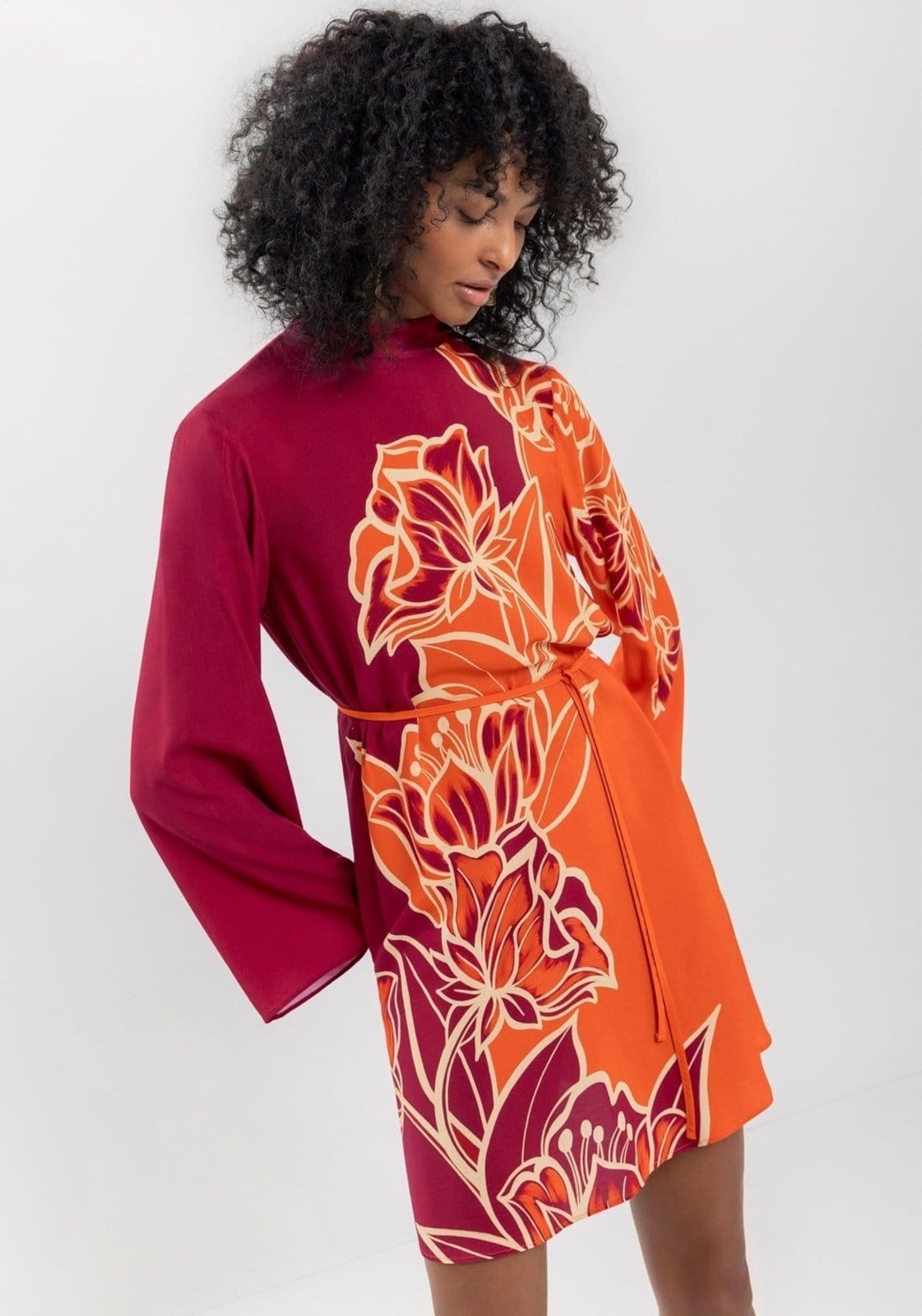 Vista 2 Vestido Curto Estampado Com Mangas Longas Amplas E Cinto Lez a Lez vermelho