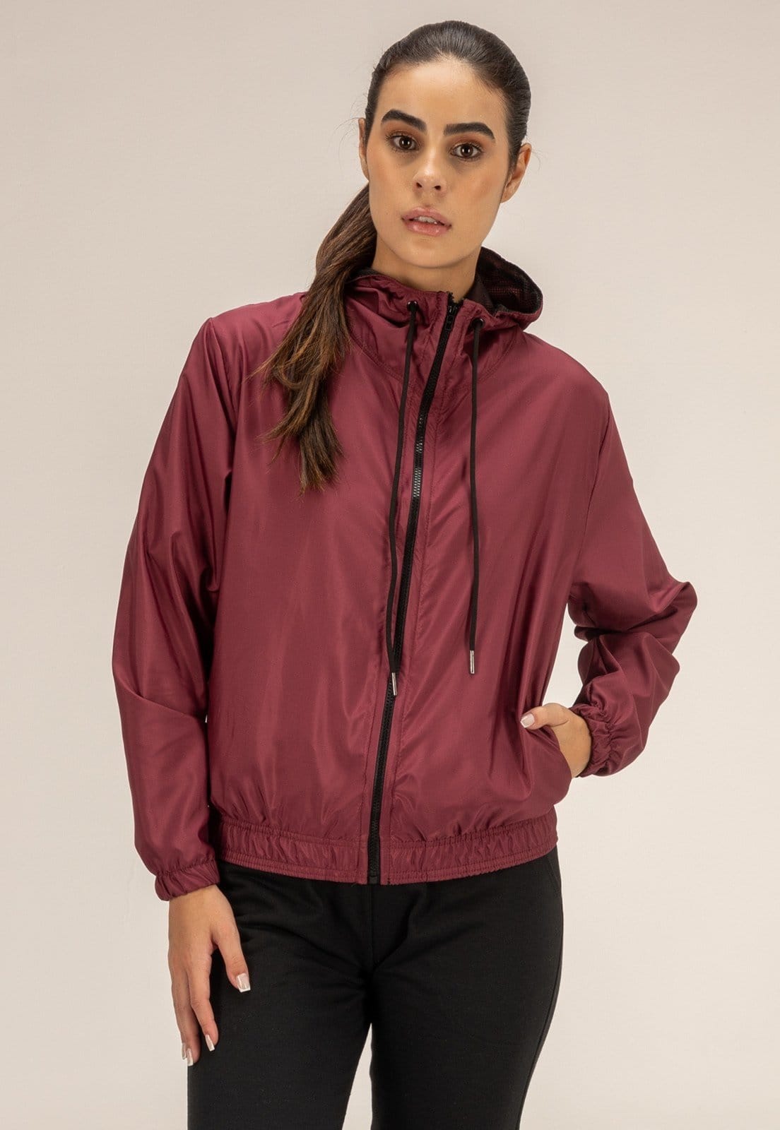 Vista principal Blusa Corta Vento Feminina Com Capuz Dulk bordô/vermelho/vinho