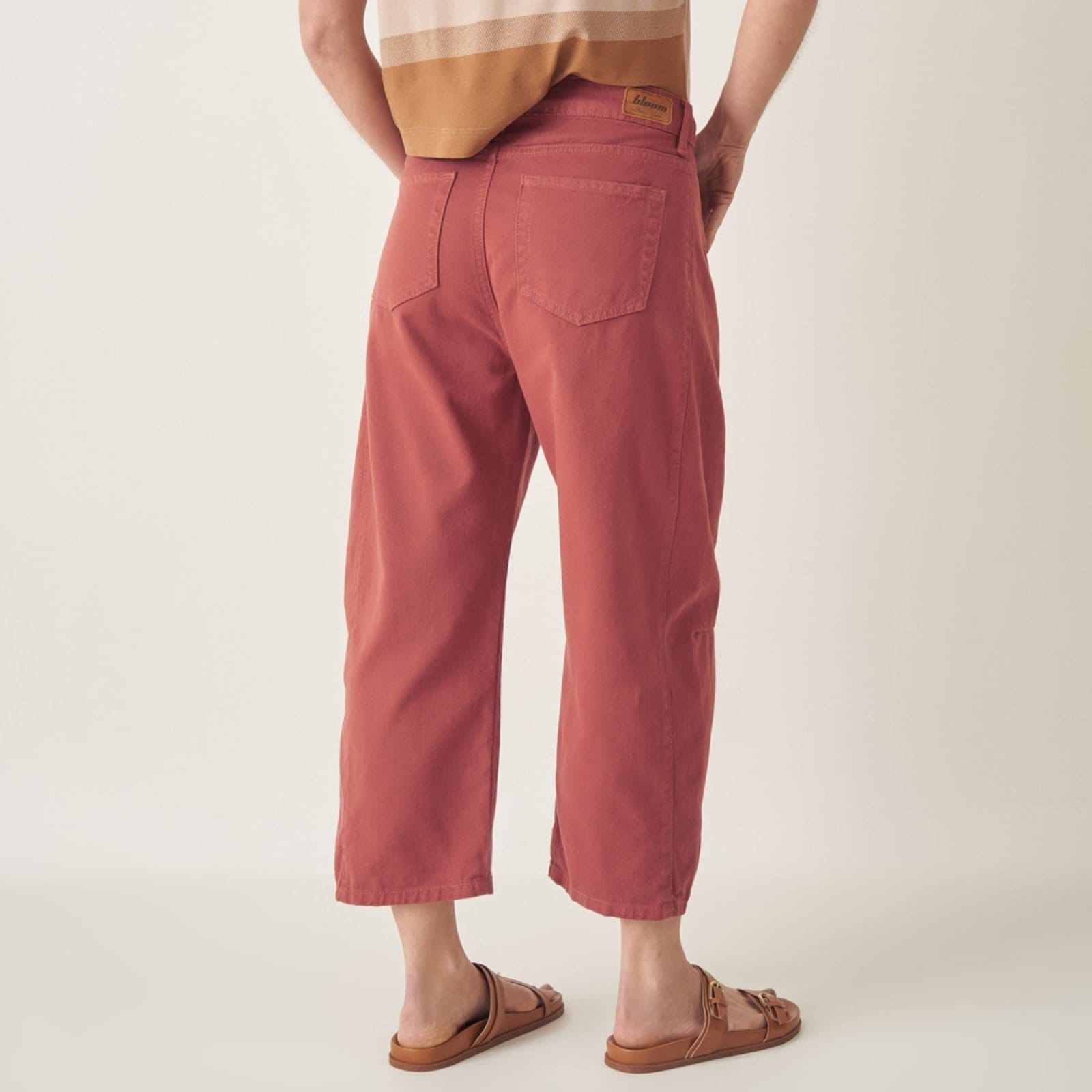 Vista 2 Calça Color Cropped Barrel Cintura Alta Bloom marrom