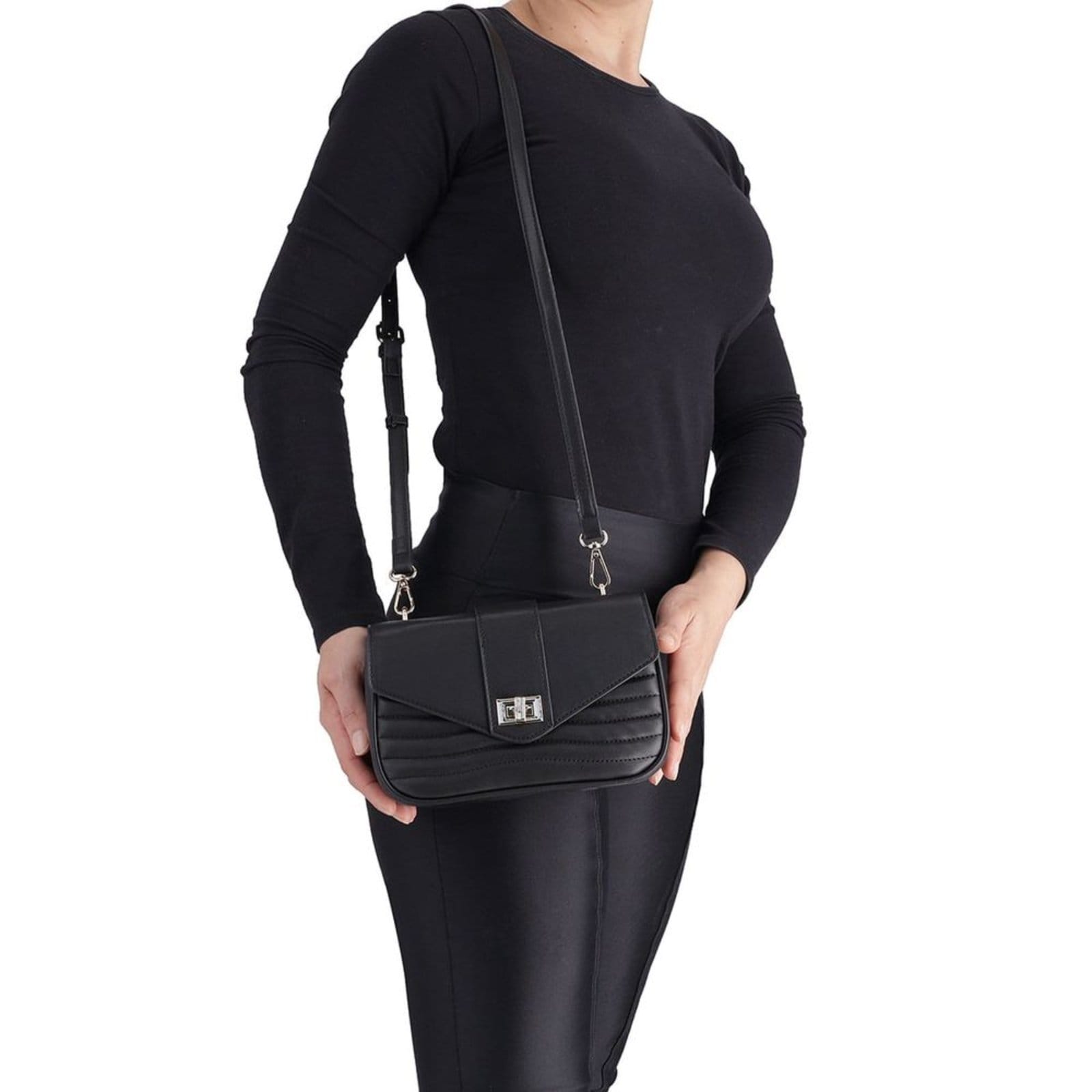 Vista 2 Bolsa Maitê Tiracolo Pequena Piccadilly preto