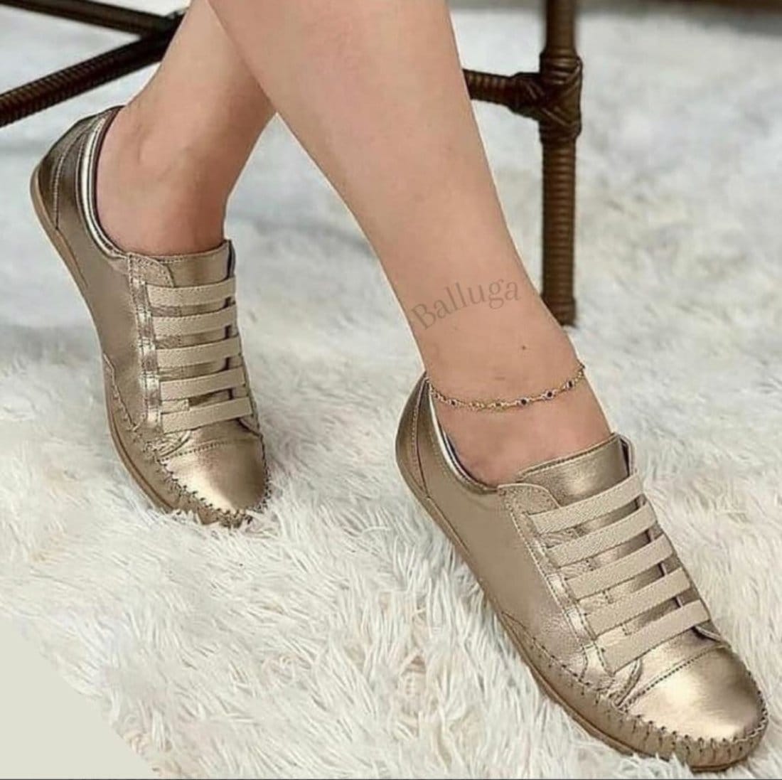 Vista principal Tênis Feminino De Couro Moderno Dourado Izabela Araújo ROMEU E JULIETA SHOES ouro velho