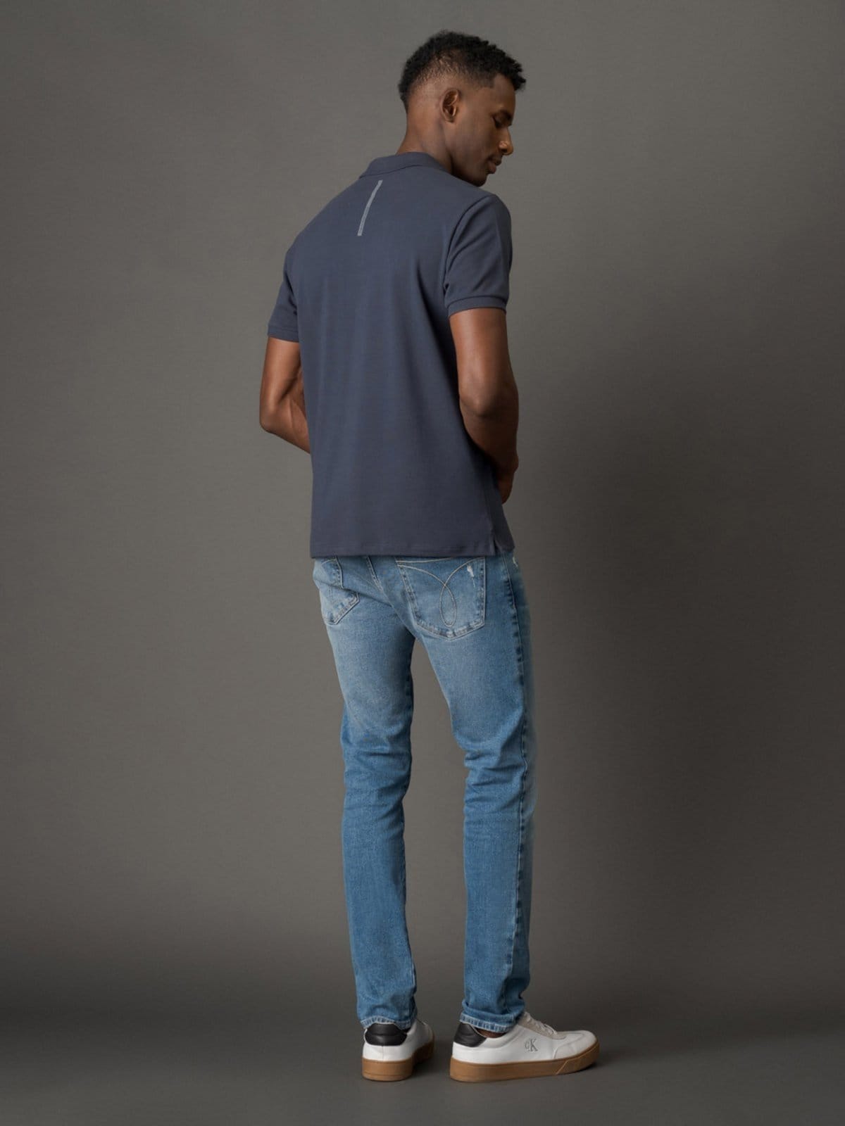 Vista 2 Polo Masculina Manga Curta em Piquet Calvin Klein Jeans - Marinho Calvin Klein Jeans azul marinho