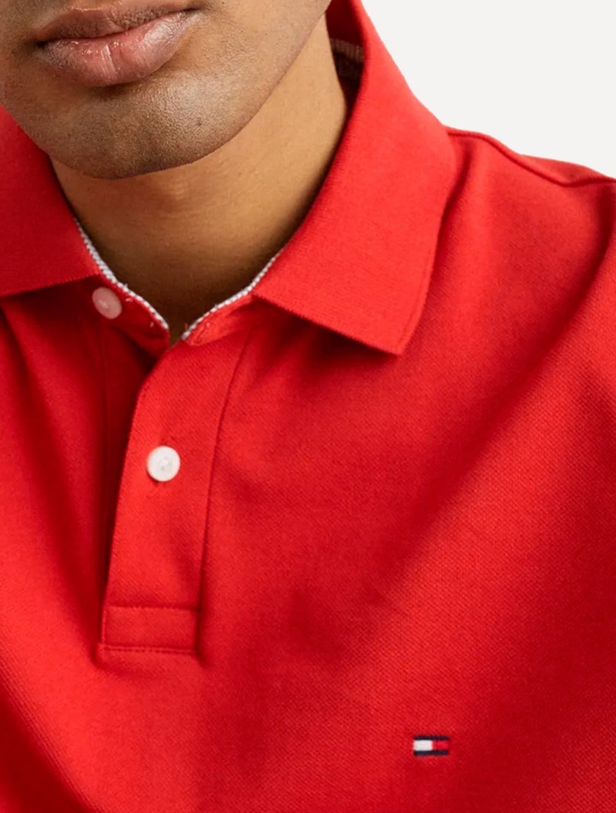 Vista 2 Polo Tommy Hilfiger Masculina Regular Piquet 1985 Light Button Escarlate Tommy Hilfiger vermelho