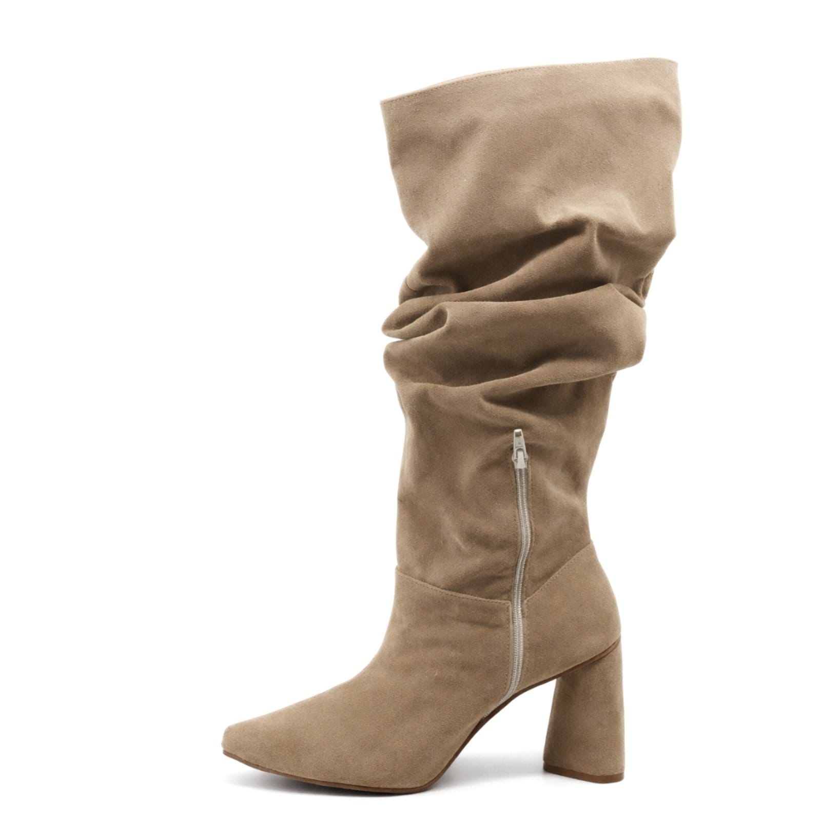 Vista 2 Bota Feminina Cano Slouchy Salto Médio Triangular Sete Sales 23021 Camurça Areia Flor da Pele bege