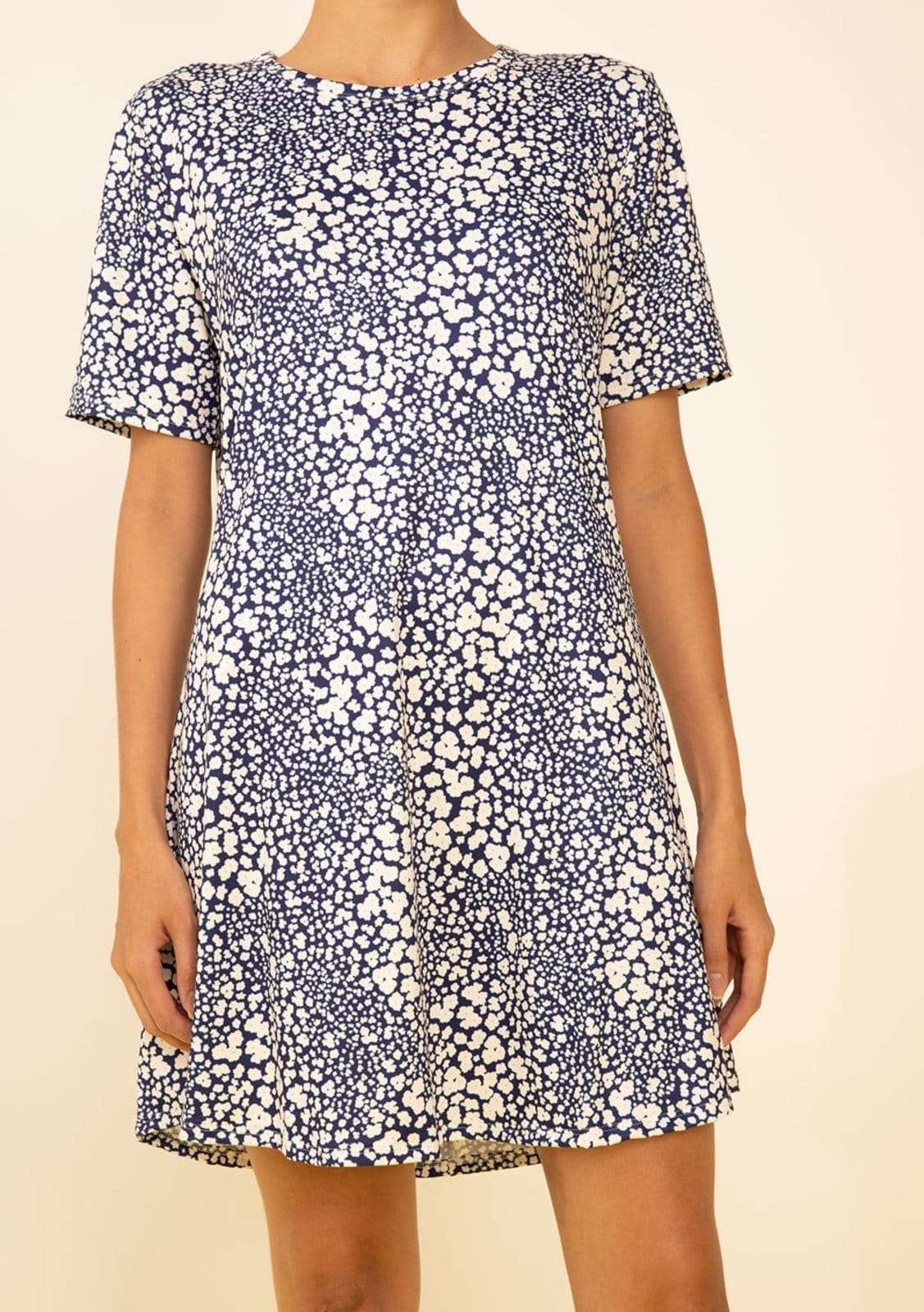 Vista 2 Vestido Zinco Solto Decote Careca Manga Curta Curto Zinco azul