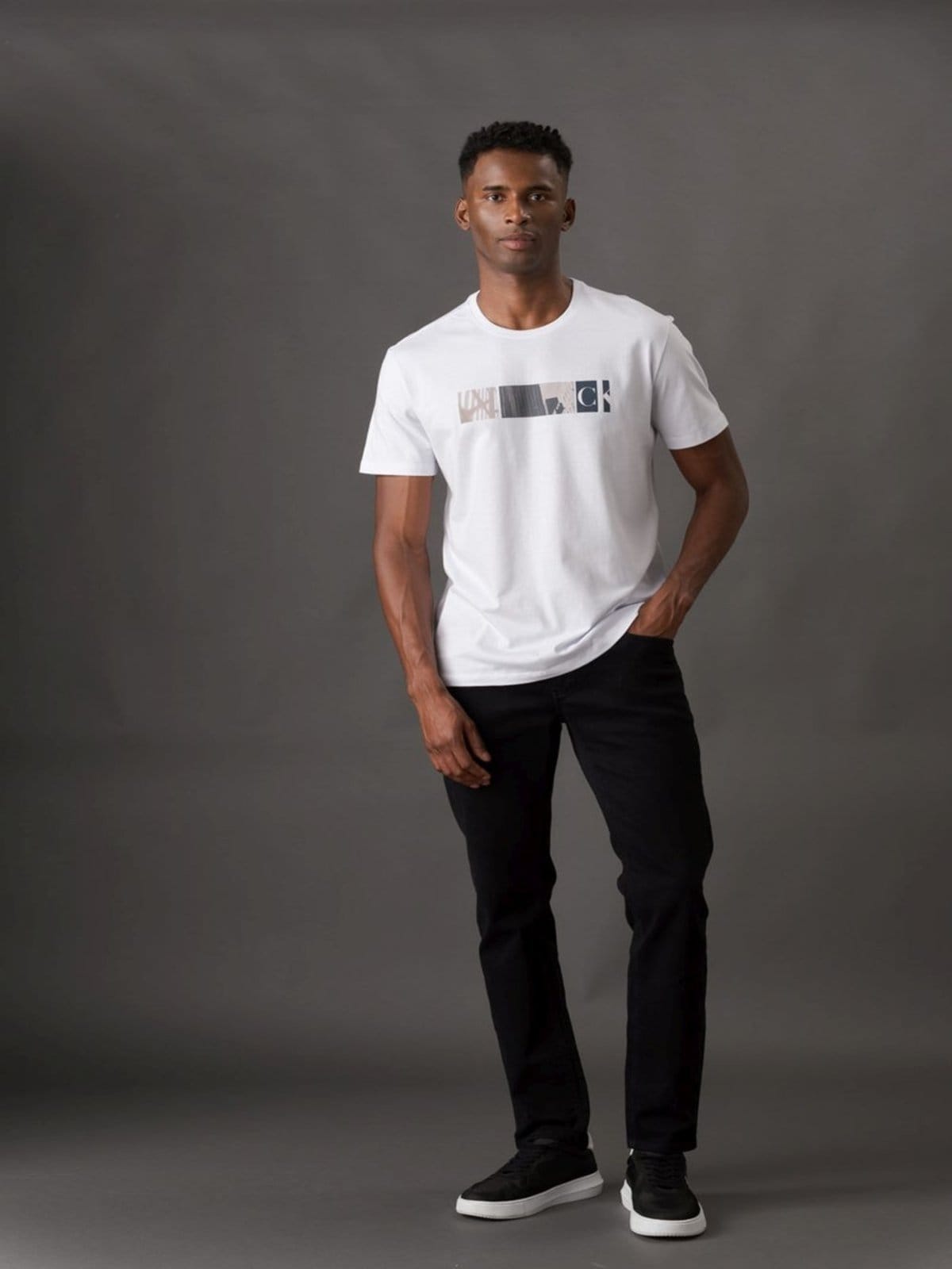 Vista 2 Calça Masculina Color de Sarja Infinite Black Skinny Cintura Baixa Calvin Klein Jeans - Preto Calvin Klein Jeans preto black