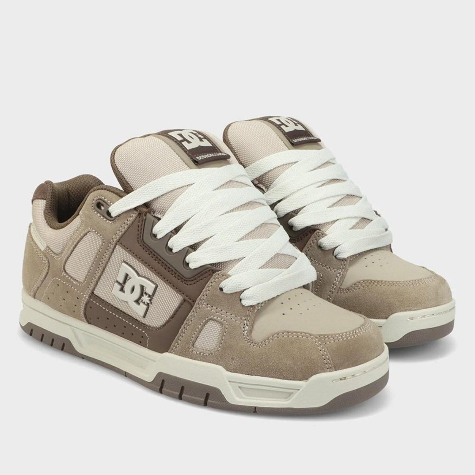 Vista 2 Tênis DC Shoes Stag WT26 Masculino Taupe/Off White DC Shoes marrom white