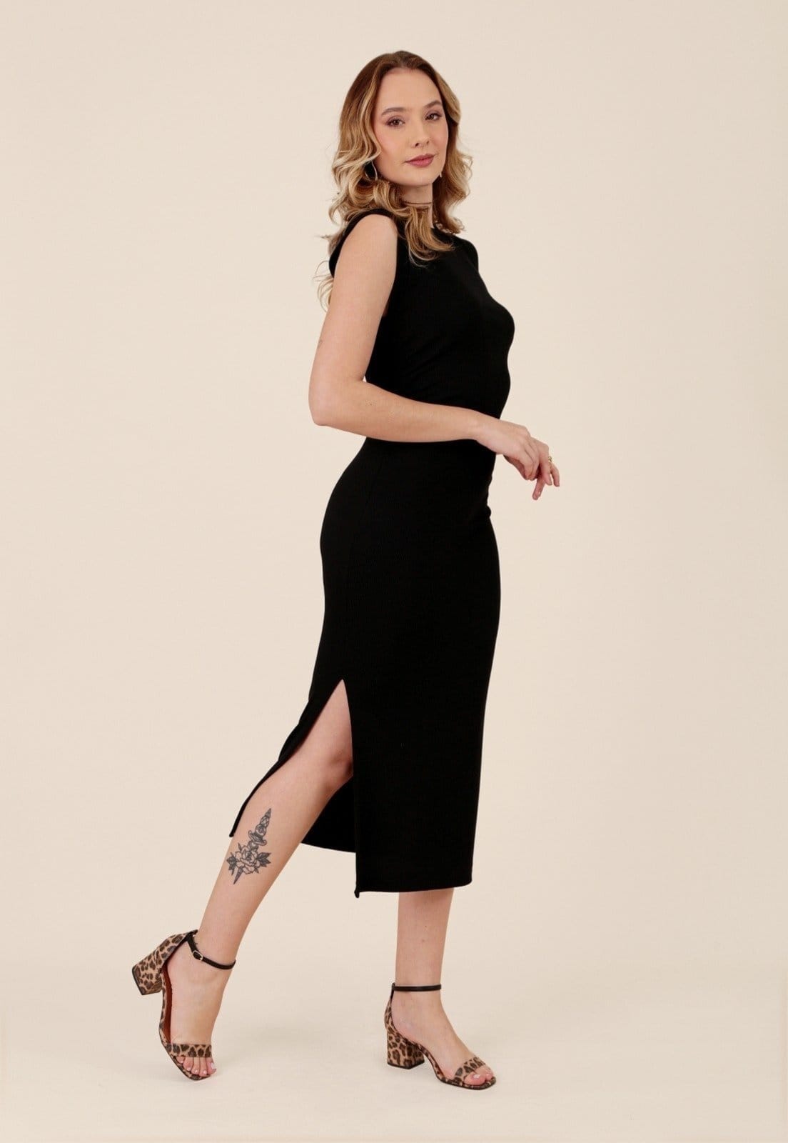 Vista 2 Vestido Pop Me Midi Canelado Manga Muscle Tee Franzido Lateral Pop Me preto