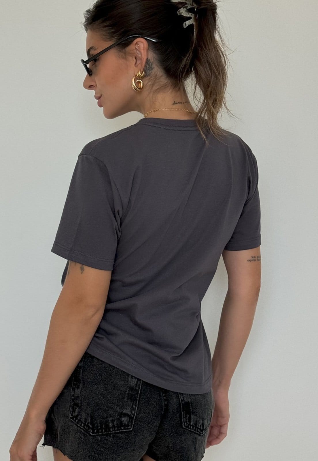 Vista 2 Camiseta Cianitas Chumbo Lisa Cianitas cinza