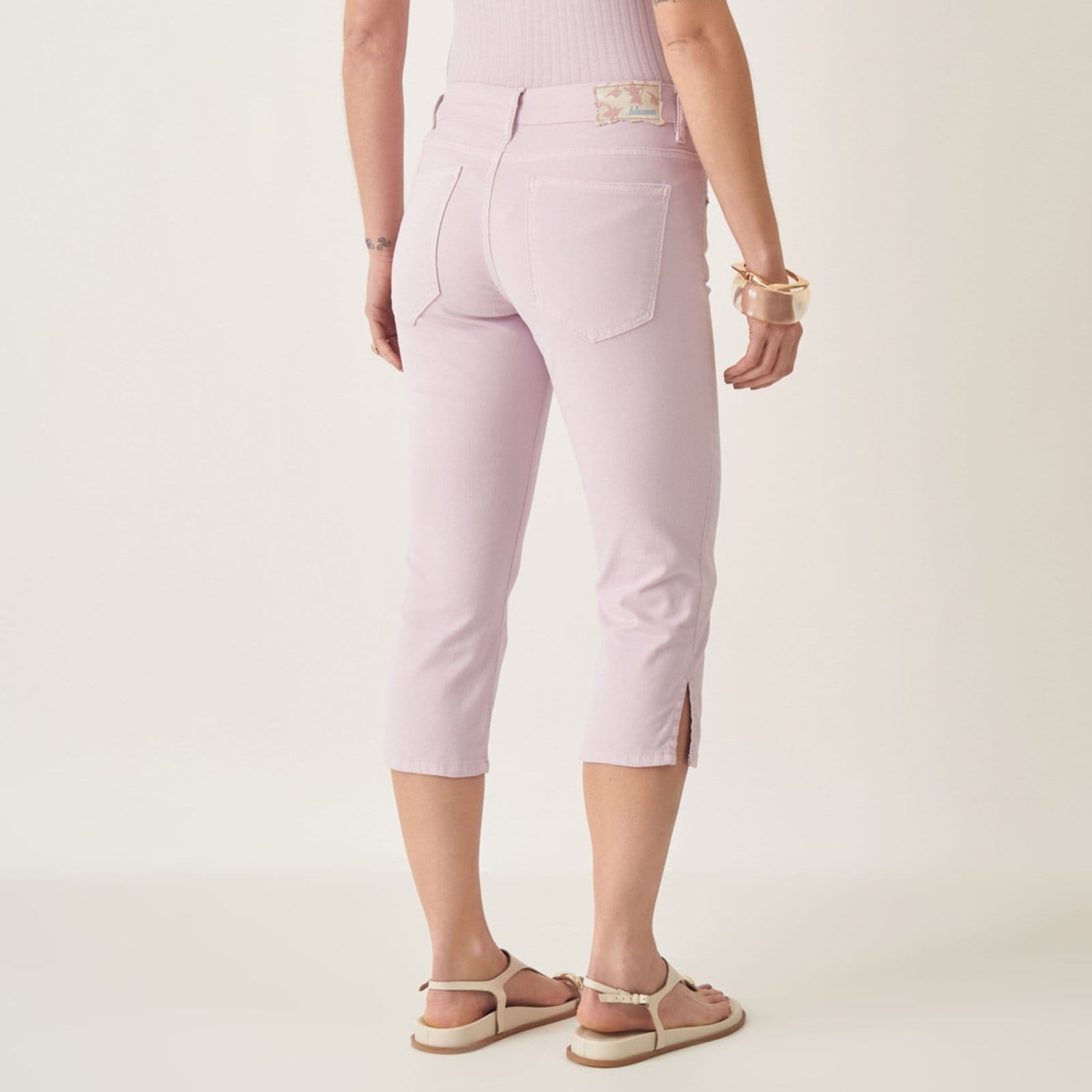 Vista 2 Calça Capri Color com Fendas Laterais Bloom lilás