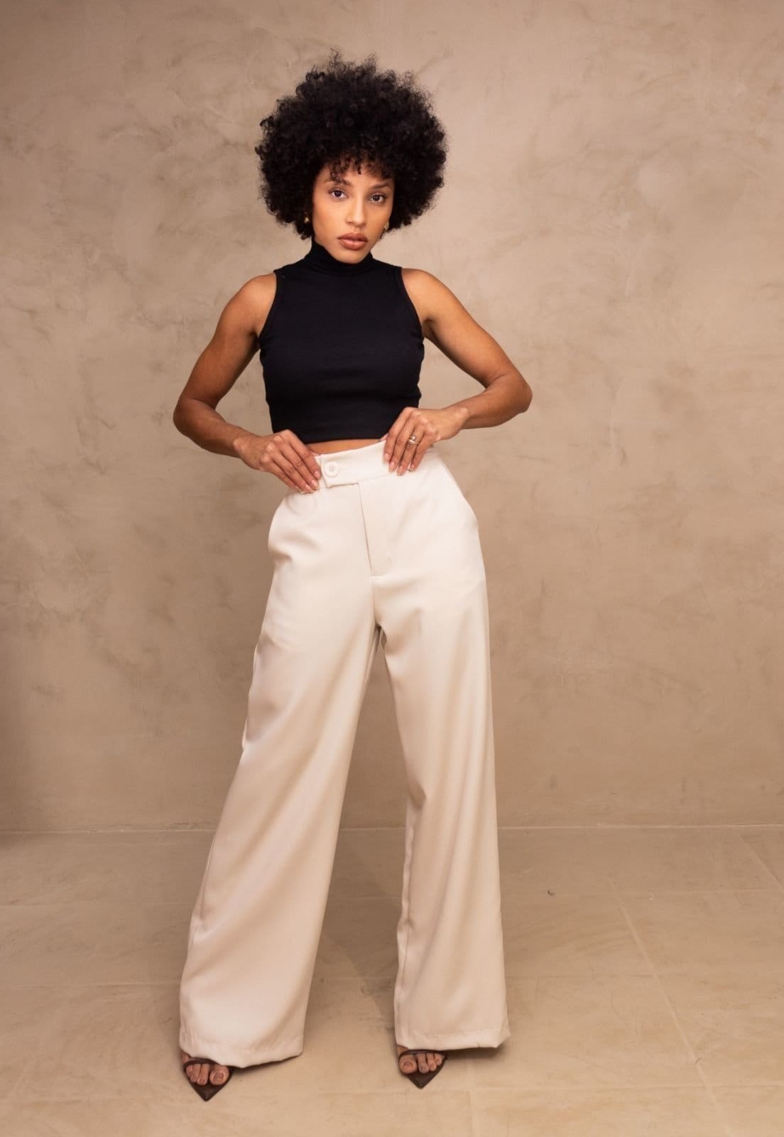 Vista 2 Calça Alfaiataria Wide Leg Cia do Vestido Cia do Vestido bege