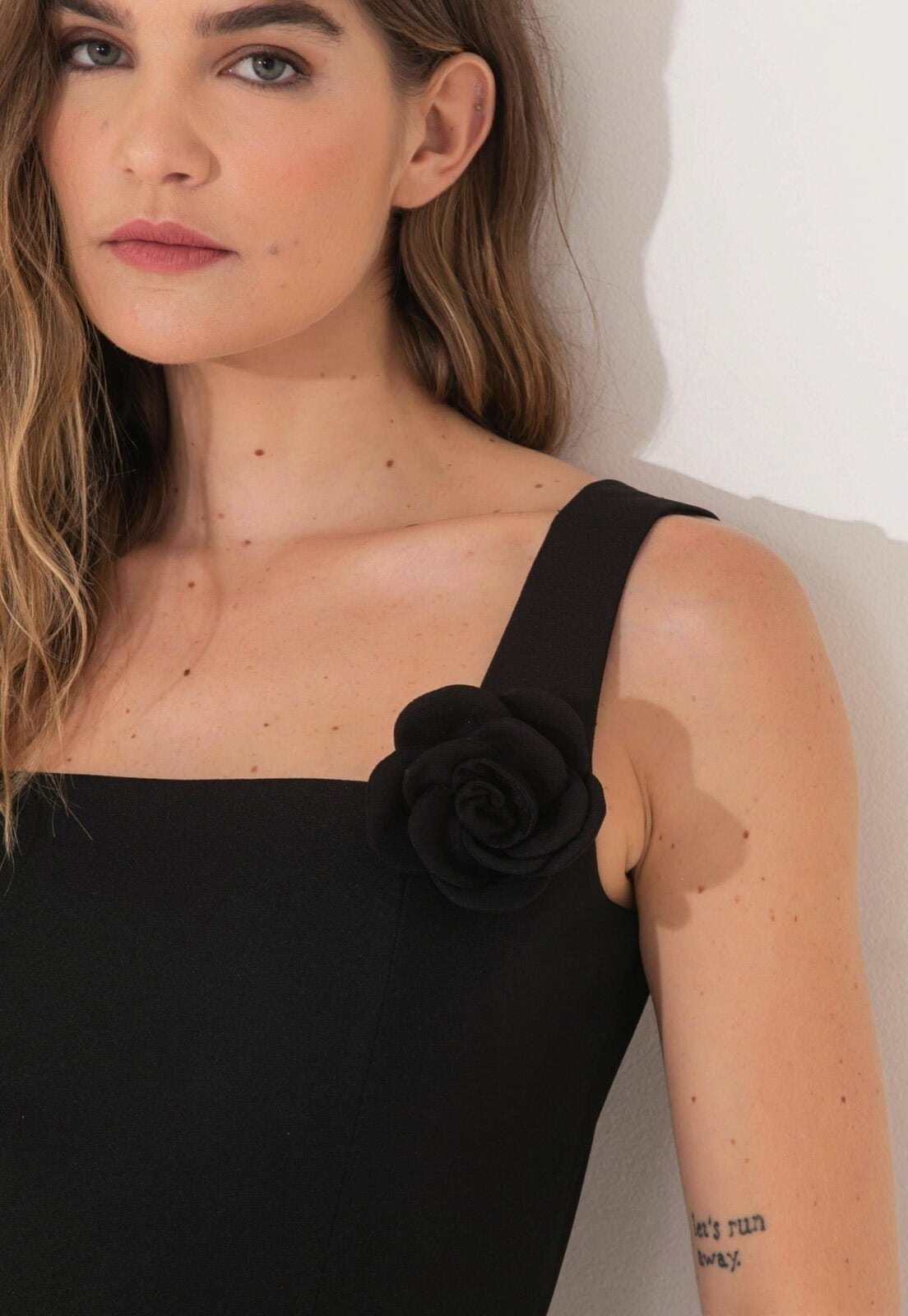 Vista 2 Vestido Alfaiataria Traymon Curto Flor Traymon preto