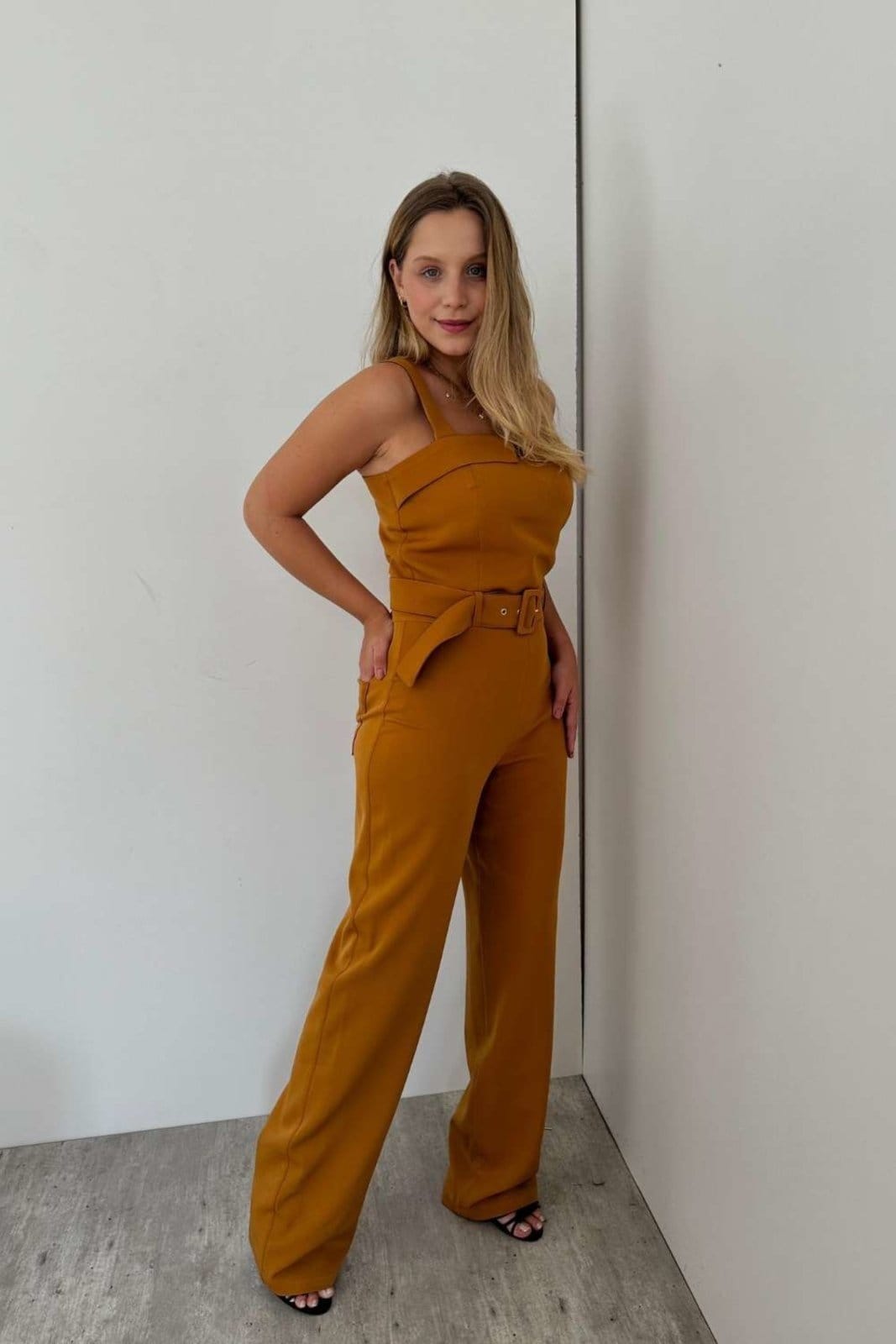 Vista 2 Macacão Vanibele Alfaiataria Mostarda Vanibele amarelo