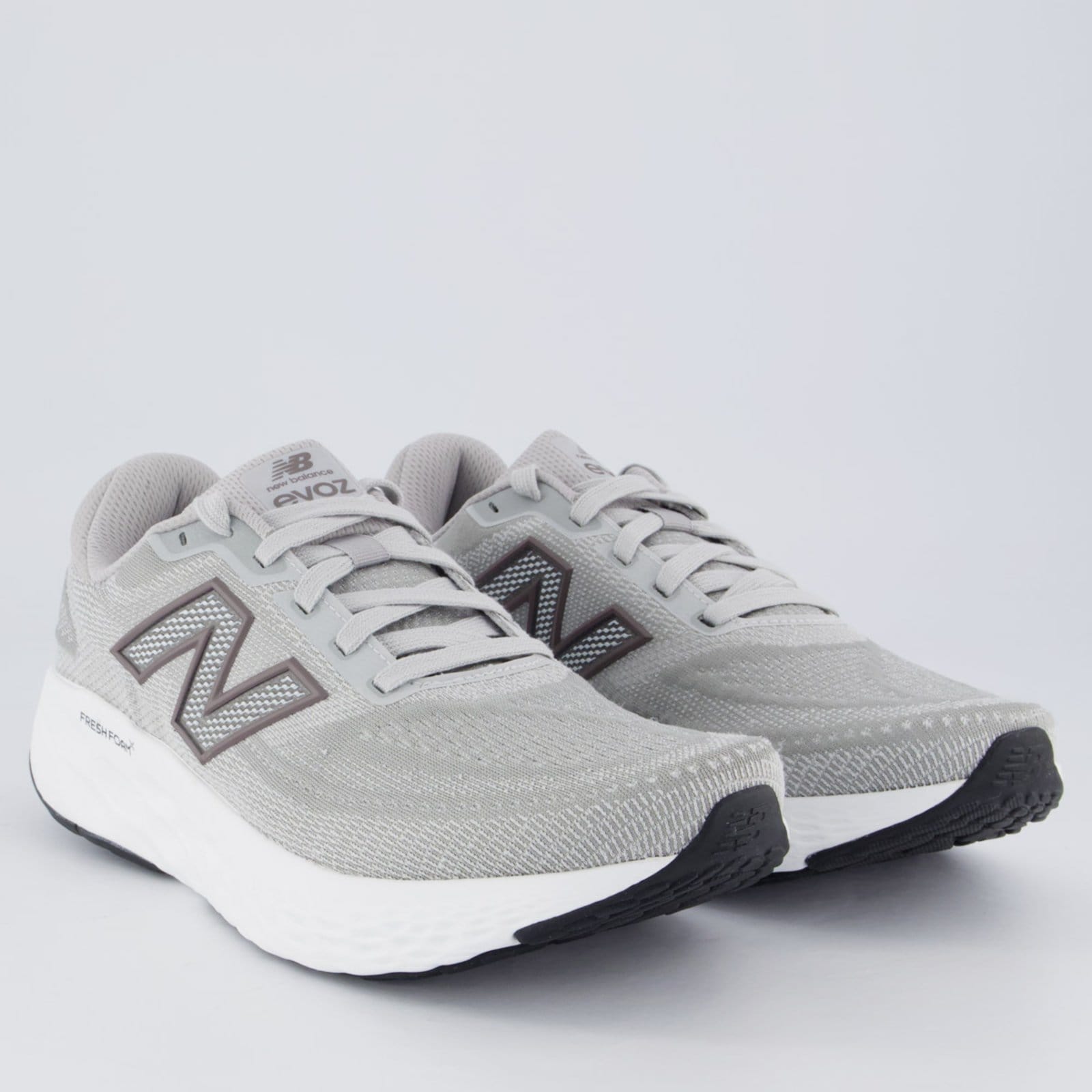 Vista 2 Tênis New Balance Fresh Foam X Evoz V4 e Branco New Balance azul