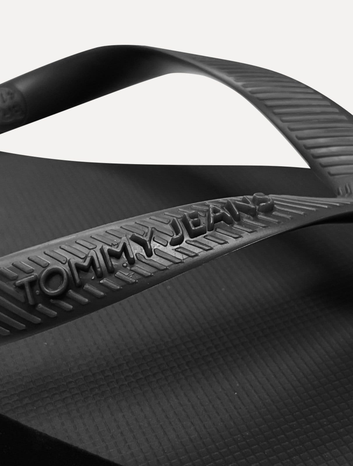 Vista 2 Chinelo Tommy Hilfiger Rubber Strip Logo Beach Tommy Hilfiger preto
