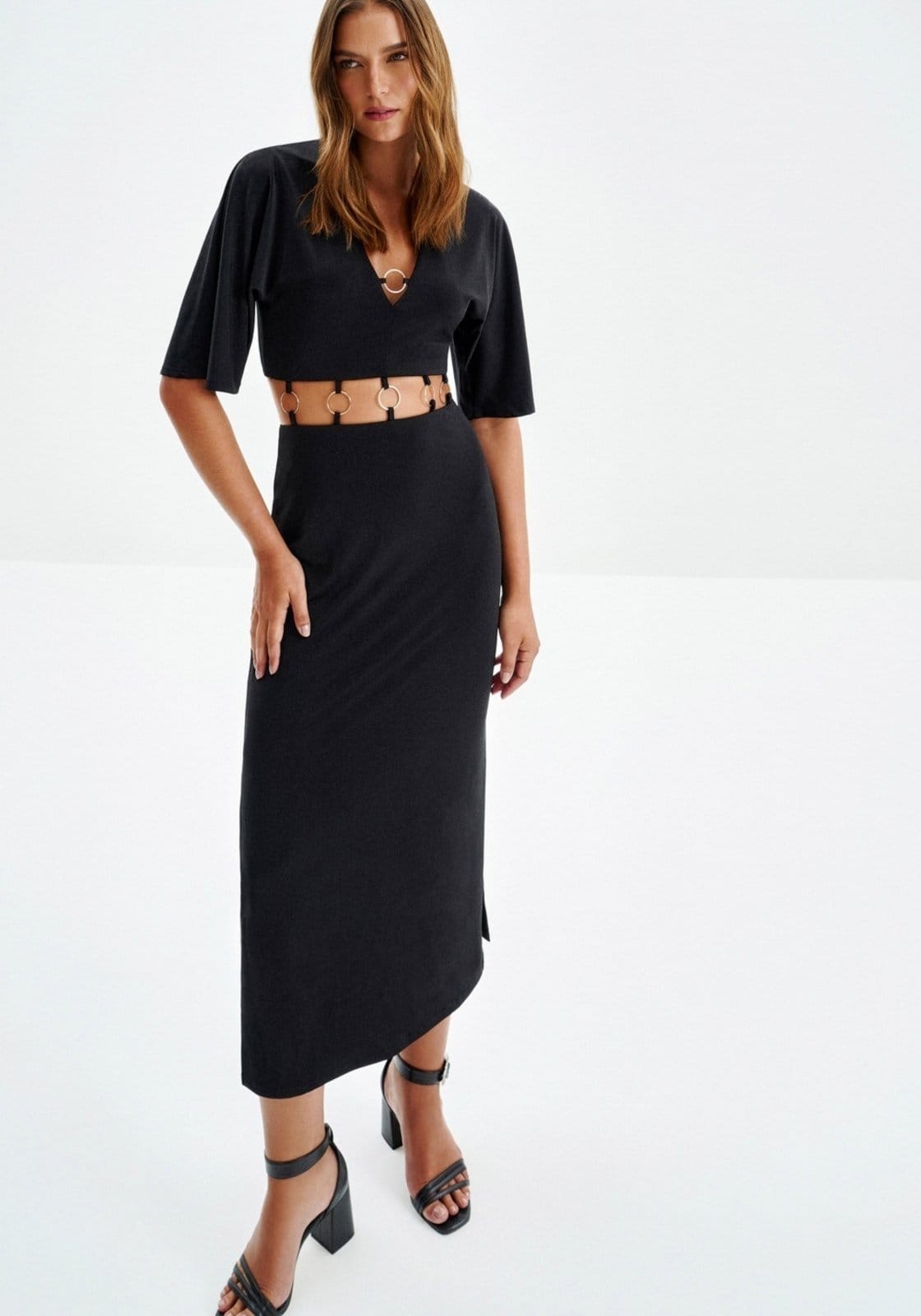 Vista 2 Vestido Midi em Malha Brilho com Cut Argolas Lez a Lez preto