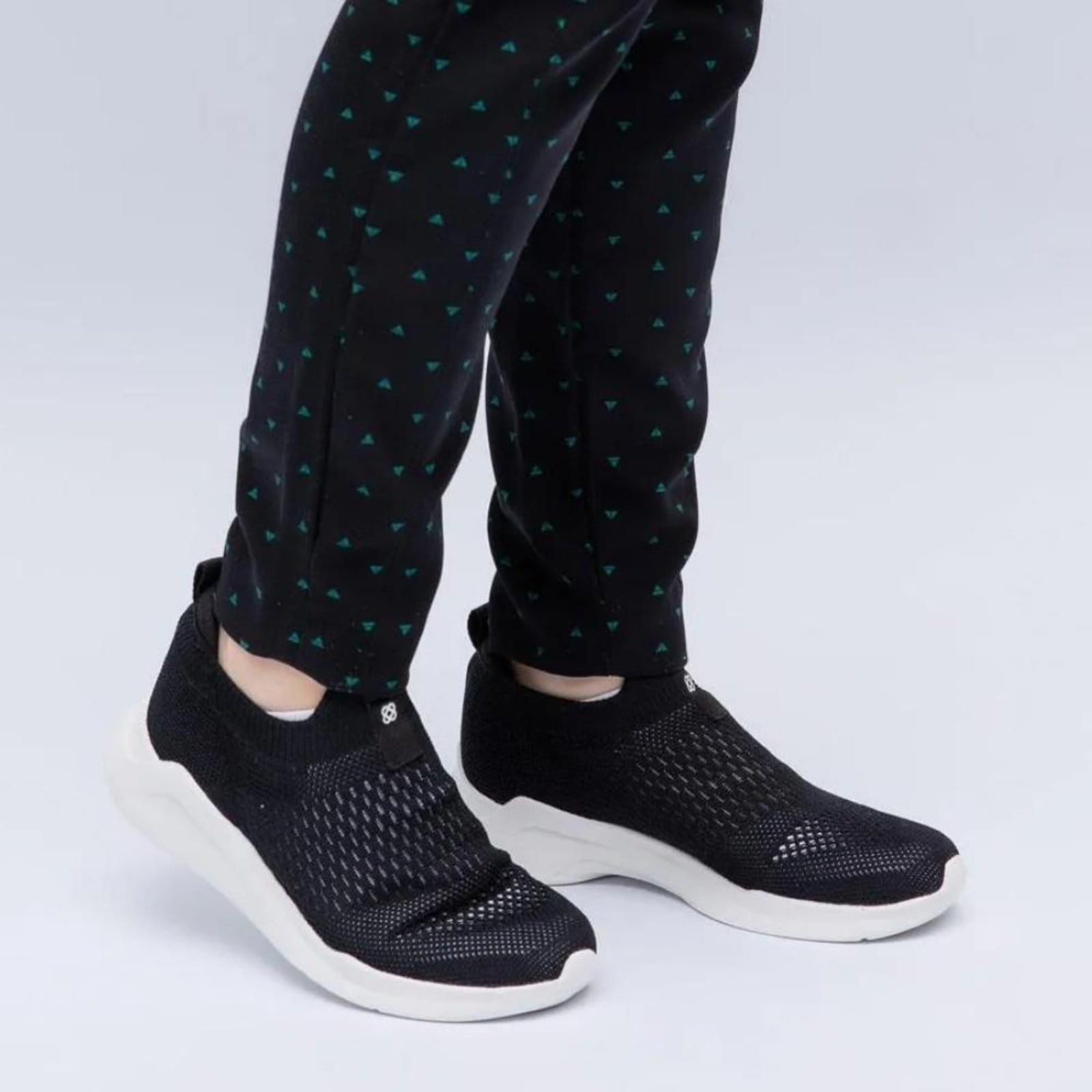 Vista 2 Tênis Feminino Hype Knit Slip On Branco Petite Jolie PJ5517II Petite Jolie preto