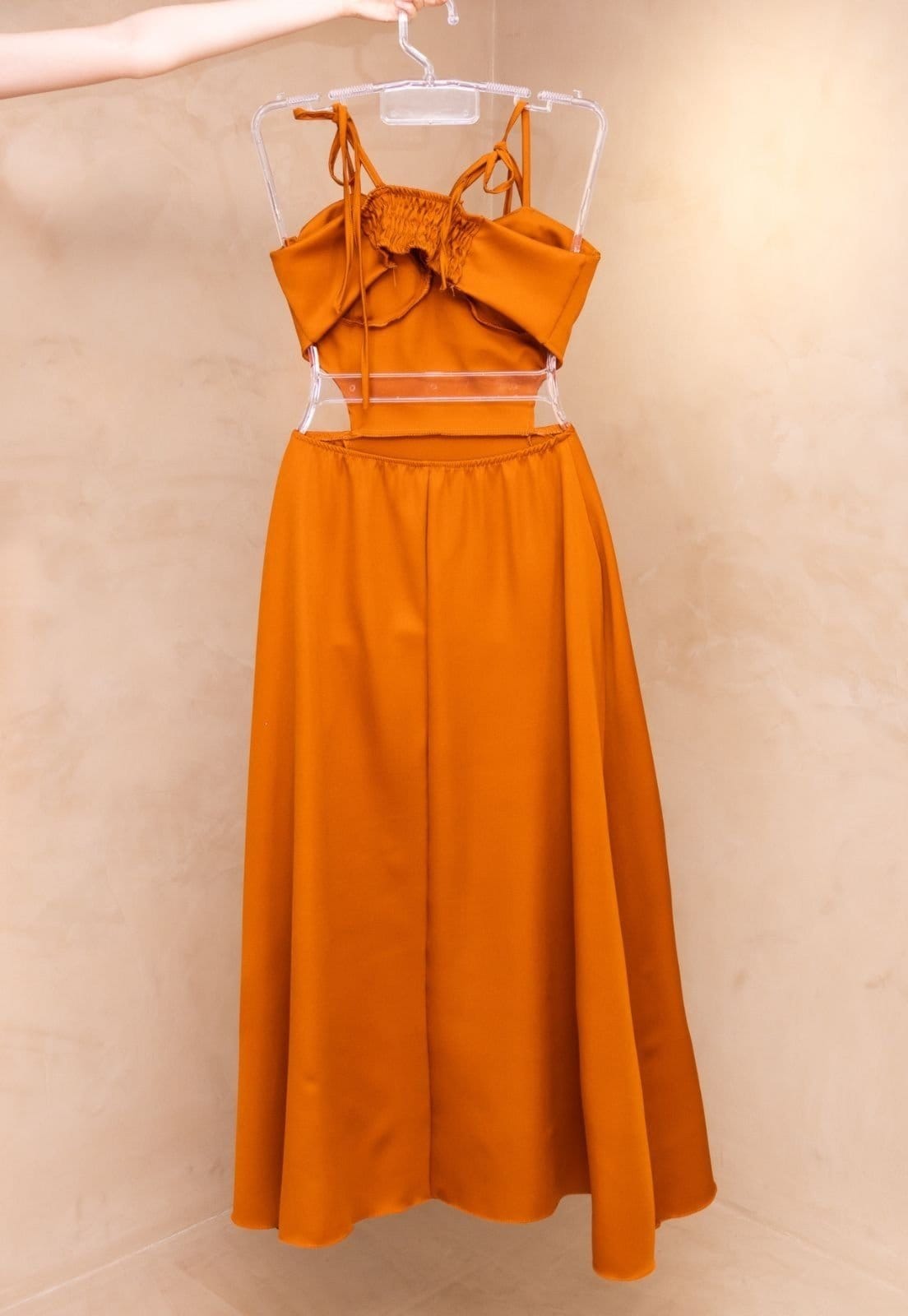 Vista 2 Vestido Midi Abertura Lateral Cut Out Alfaiataria Elegante Cleyz Bege Cia do Vestido laranja