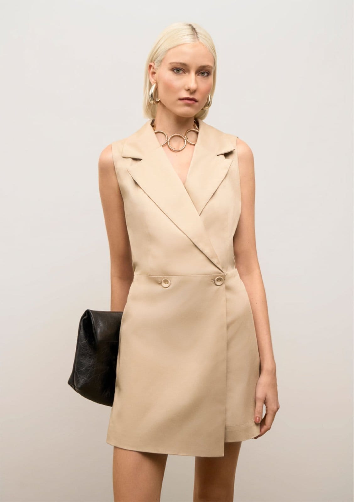 Macacão Iódice Ajustado Decote V Sem Manga Curto