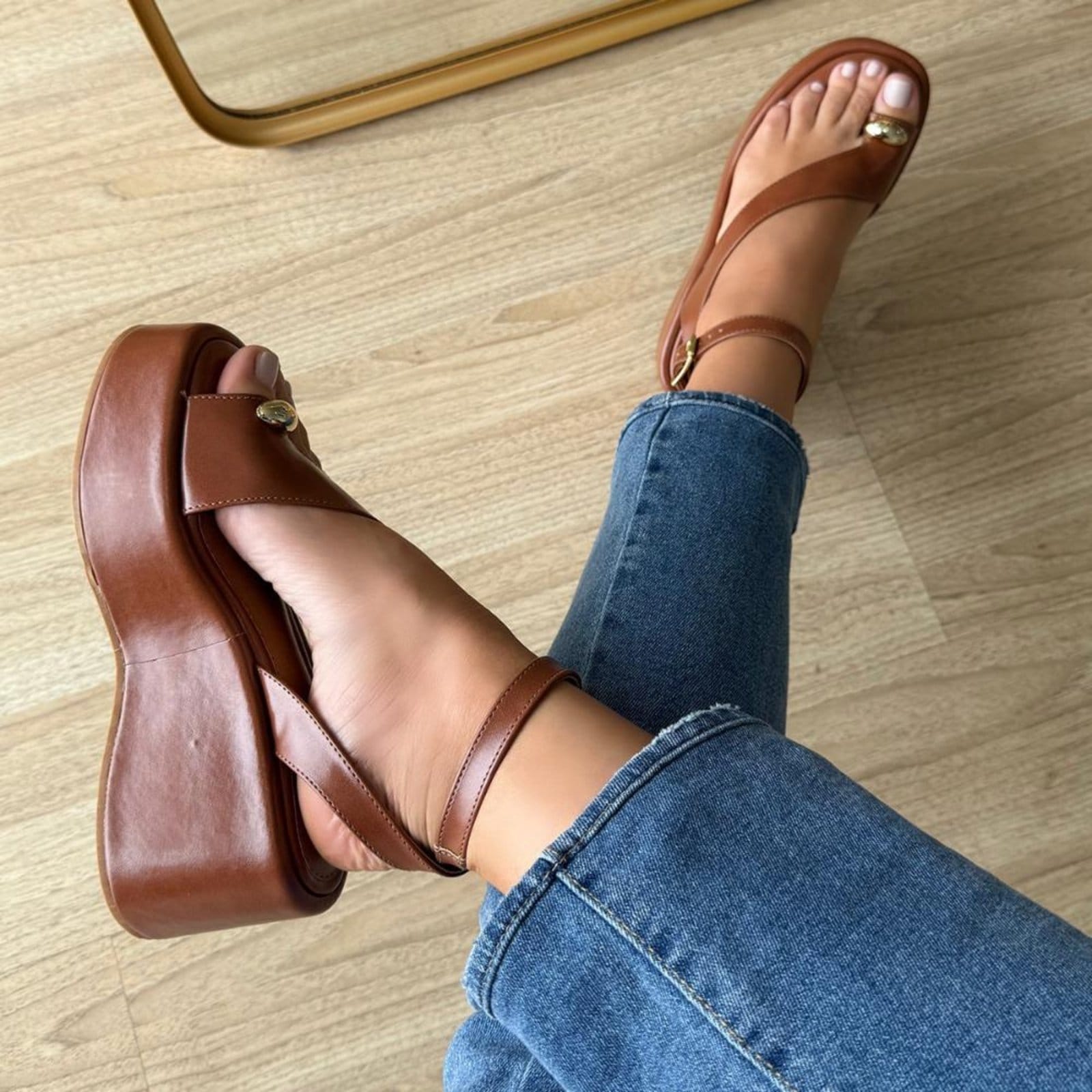 Vista 2 Ludmila - Sandália Plataforma com Detalhe Dourado Dedo Damannu Shoes caramelo