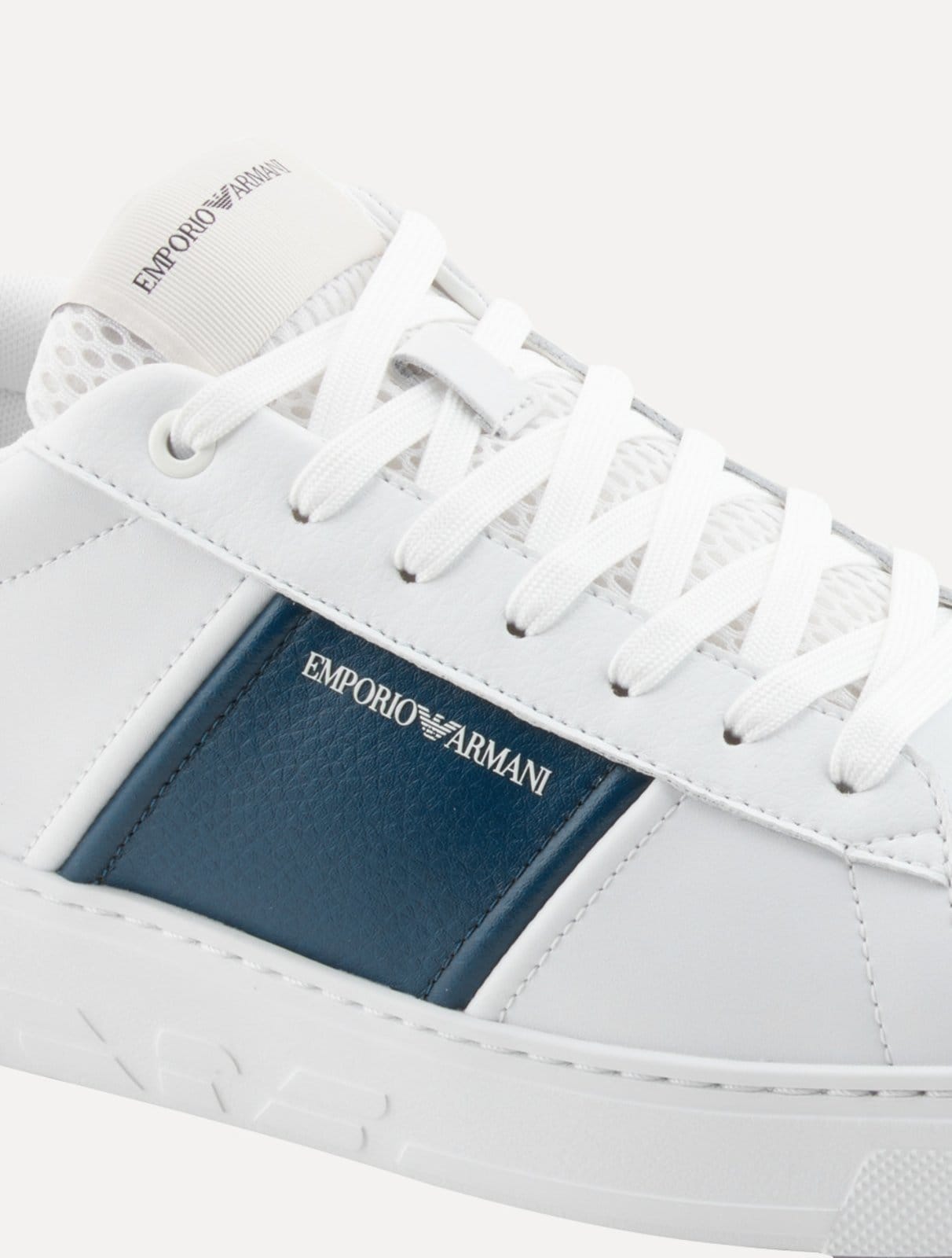 Vista 2 Tênis Empório Armani Masculino Recorte Blue Lateral Branco Emporio Armani branco blue