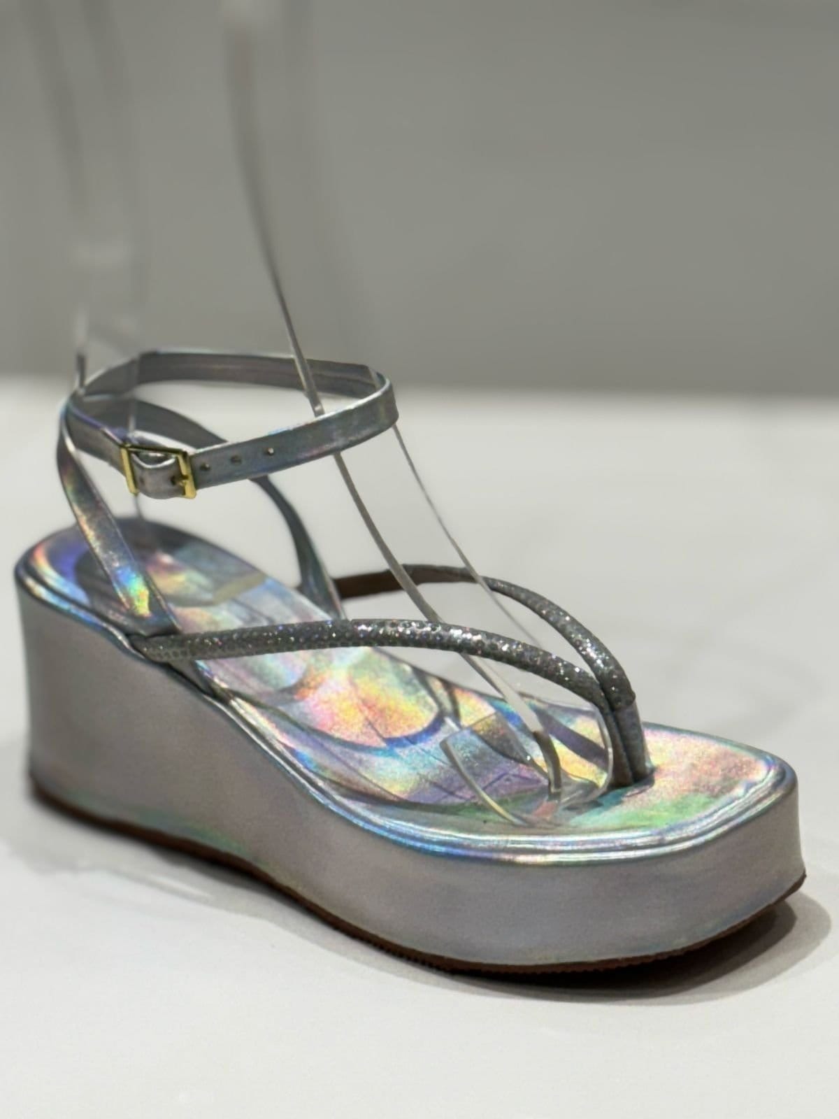 Vista 2 Sandália CH Traseira frente Gliter ref 2114 Rofely holográfico Rofely prata