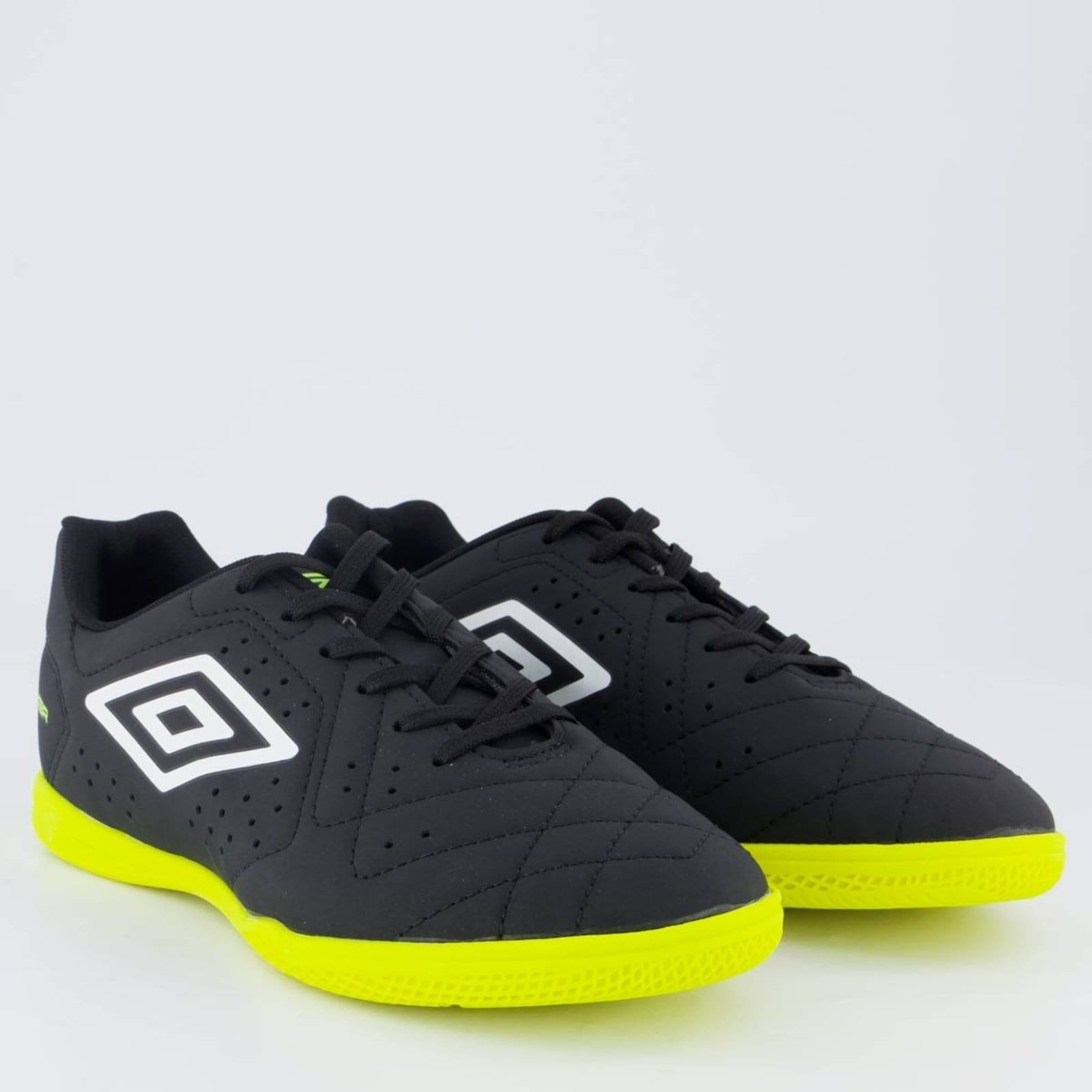 Vista 2 Chuteira Umbro Neo Striker Futsal Preta e Amarelo Umbro preto