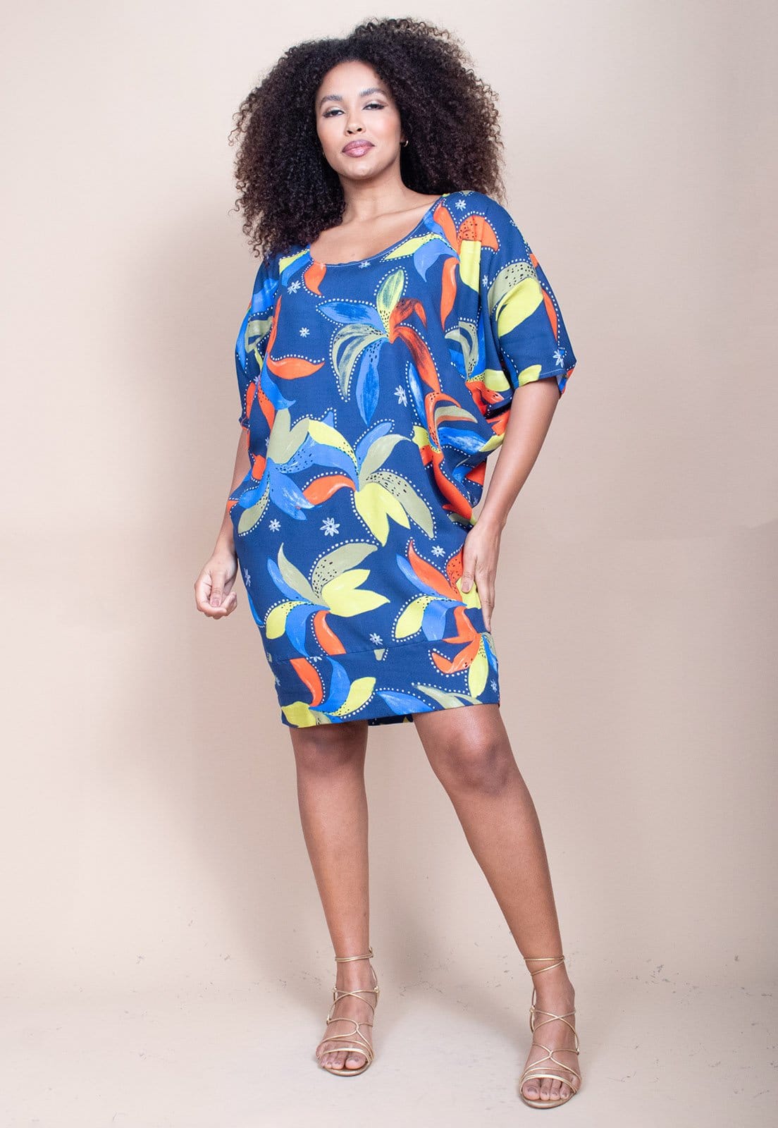 Vista principal Vestido Cabanafree Curto Morcego Estampa Maré Vibrante Cabanafree amarelo/estampado/laranja/verde