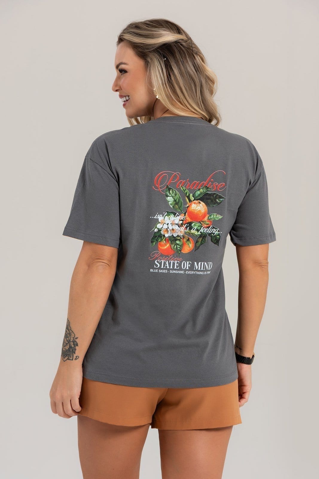 Vista 2 Blusa Feminina Cianitas Oversized Chumbo Estampa Orange Paradise Cianitas cinza orange