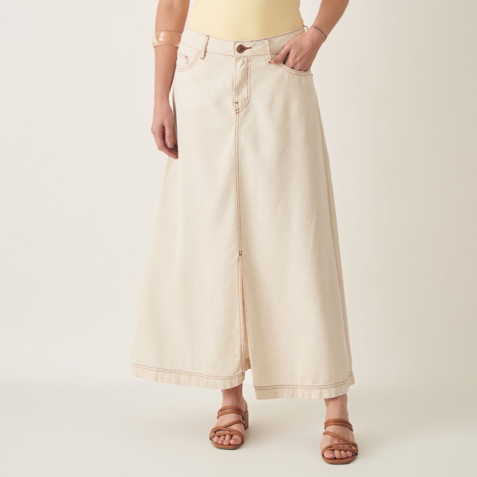 Vista principal Saia Midi Evasê com Zíper e Fenda Bloom branco