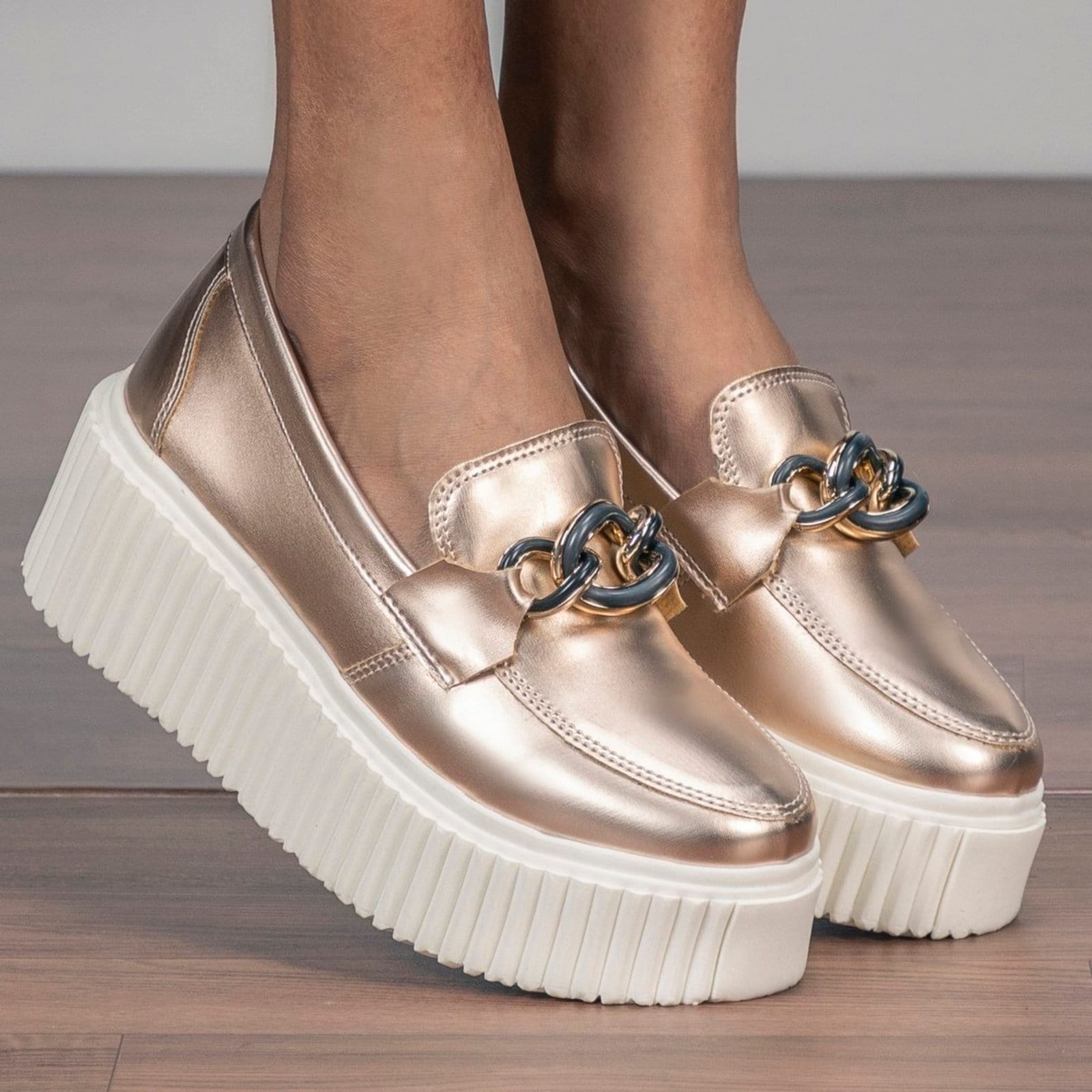 Vista principal Mocassim Feminino GuGi Victoria Metalizado Sola Alta Antiderrapante Moda Rose Gold Gugi cobre rose