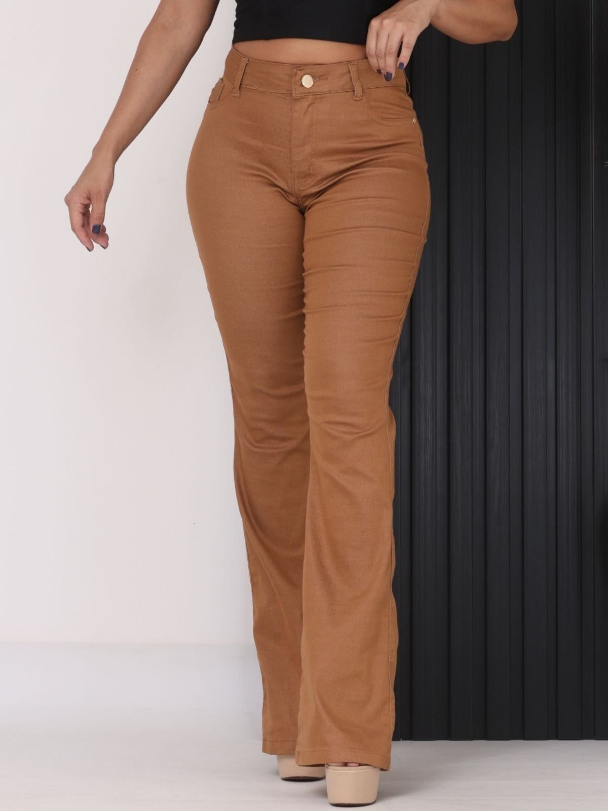Vista 2 Calça Donna De Paula Flare Marrom Caquí Boca De Sino Cintura Alta Com Elastano Feminina Donna de Paula cáqui