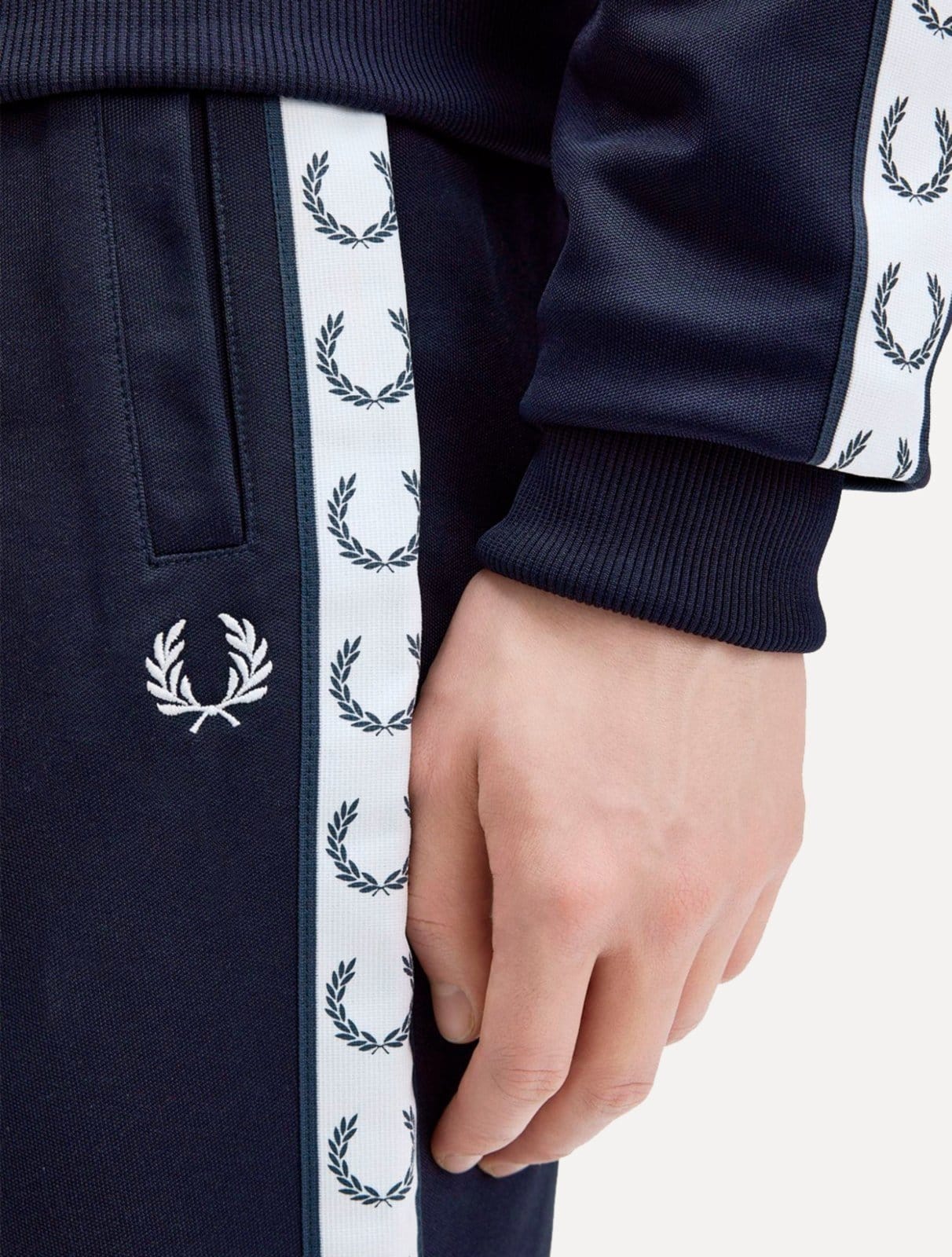 Vista 2 Calça Fred Perry Masculina Training Taped Track Fred Perry azul marinho