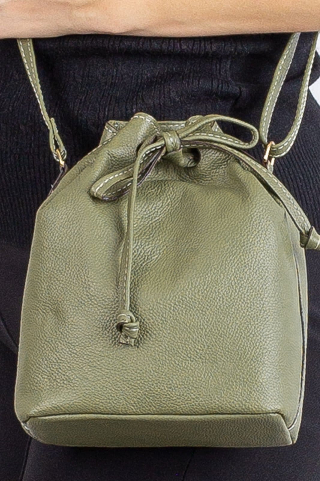 Mini bolsa saco em couro liso Nathy