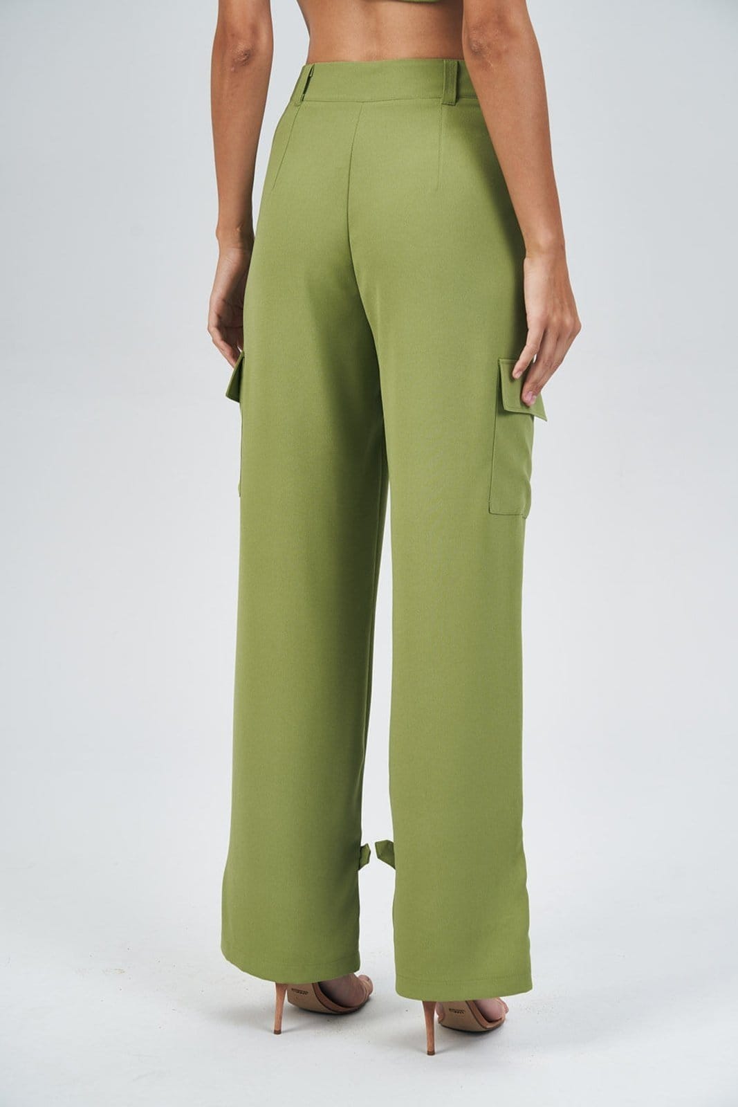 Vista 2 Calça Acetinada Cargo Com Amarração Feminina Acostamento ACT FEMININO verde oliva