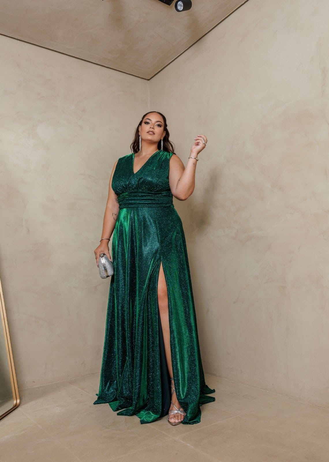 Vista 2 Vestido Longo de Festa Plus Size Decote em V Com Brillho com Fenda Amynalia Cia do Vestido Esmeralda Cia do Vestido verde