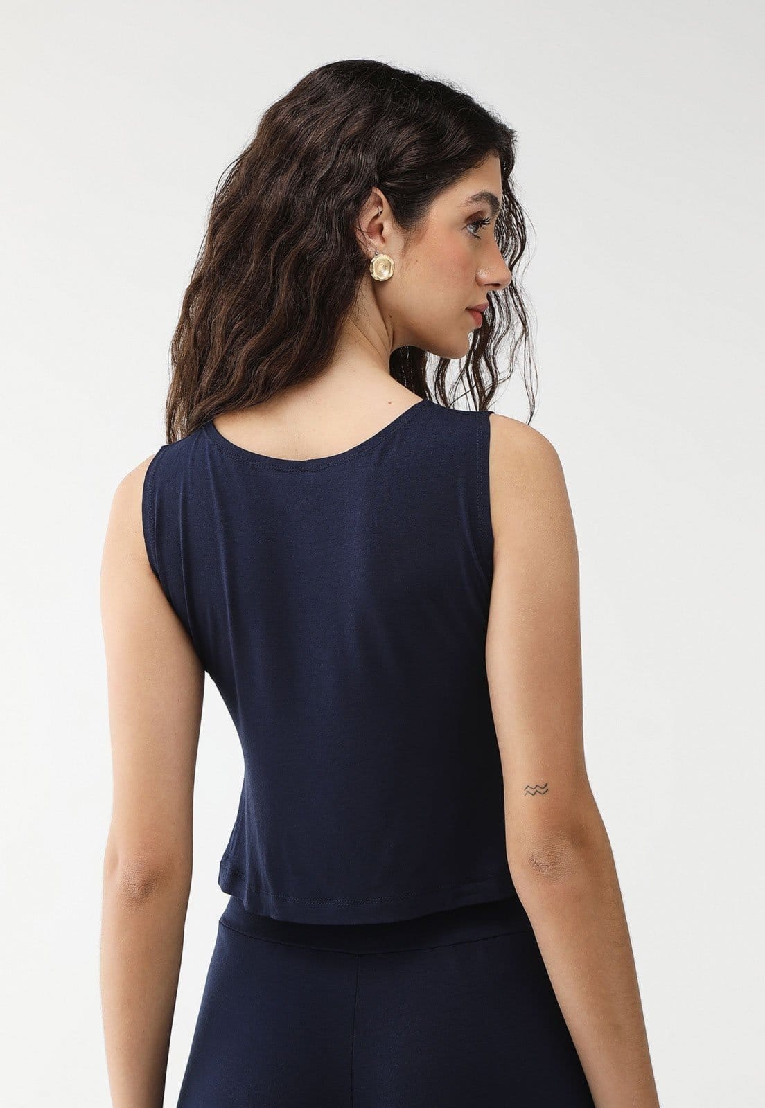 Vista 2 Conjunto Maria Paes Calça Pantacourt e Blusa Marinho Maria Paes azul marinho