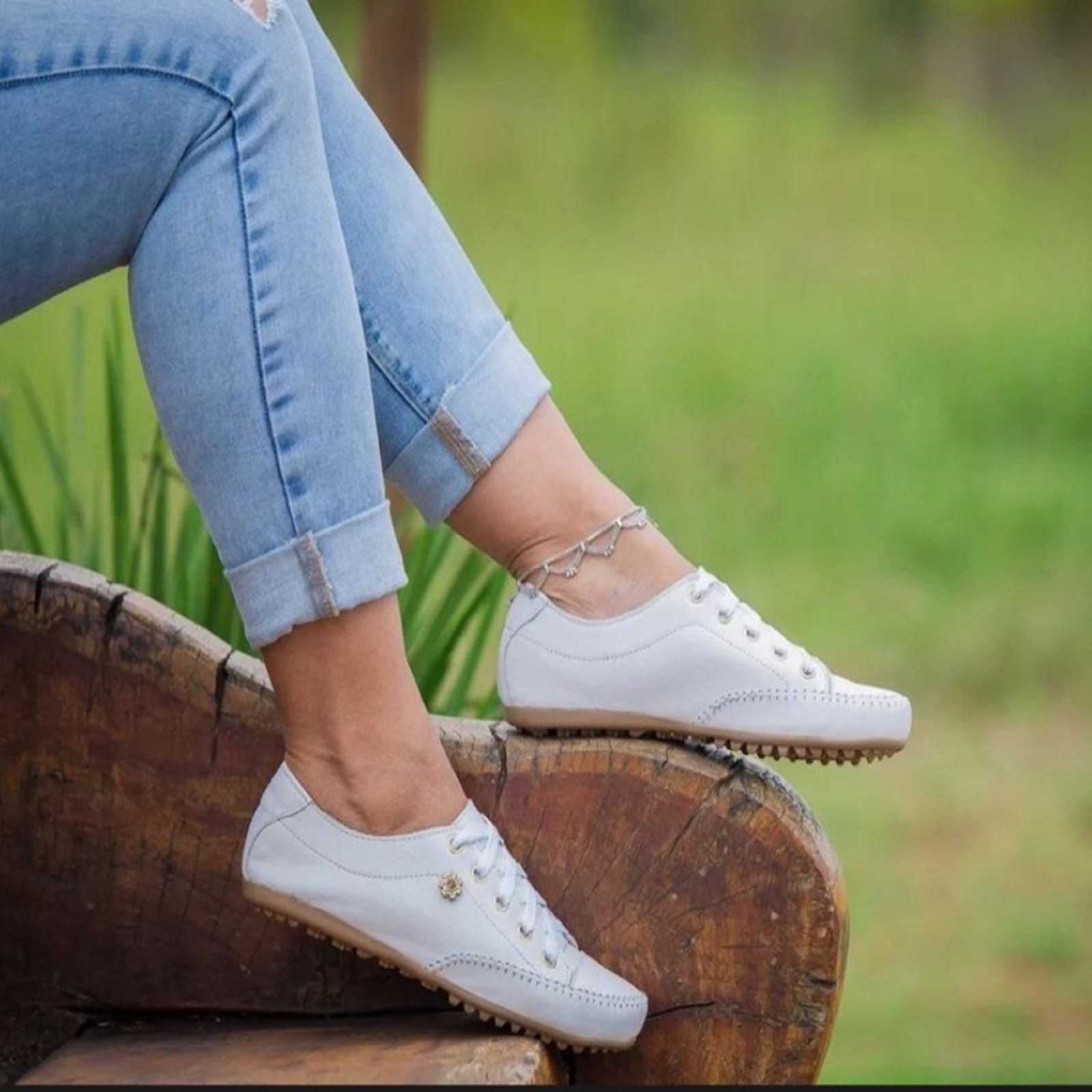 Vista 2 Sapatênis Tênis Feminino de Couro com Broche ROMEU E JULIETA SHOES branco