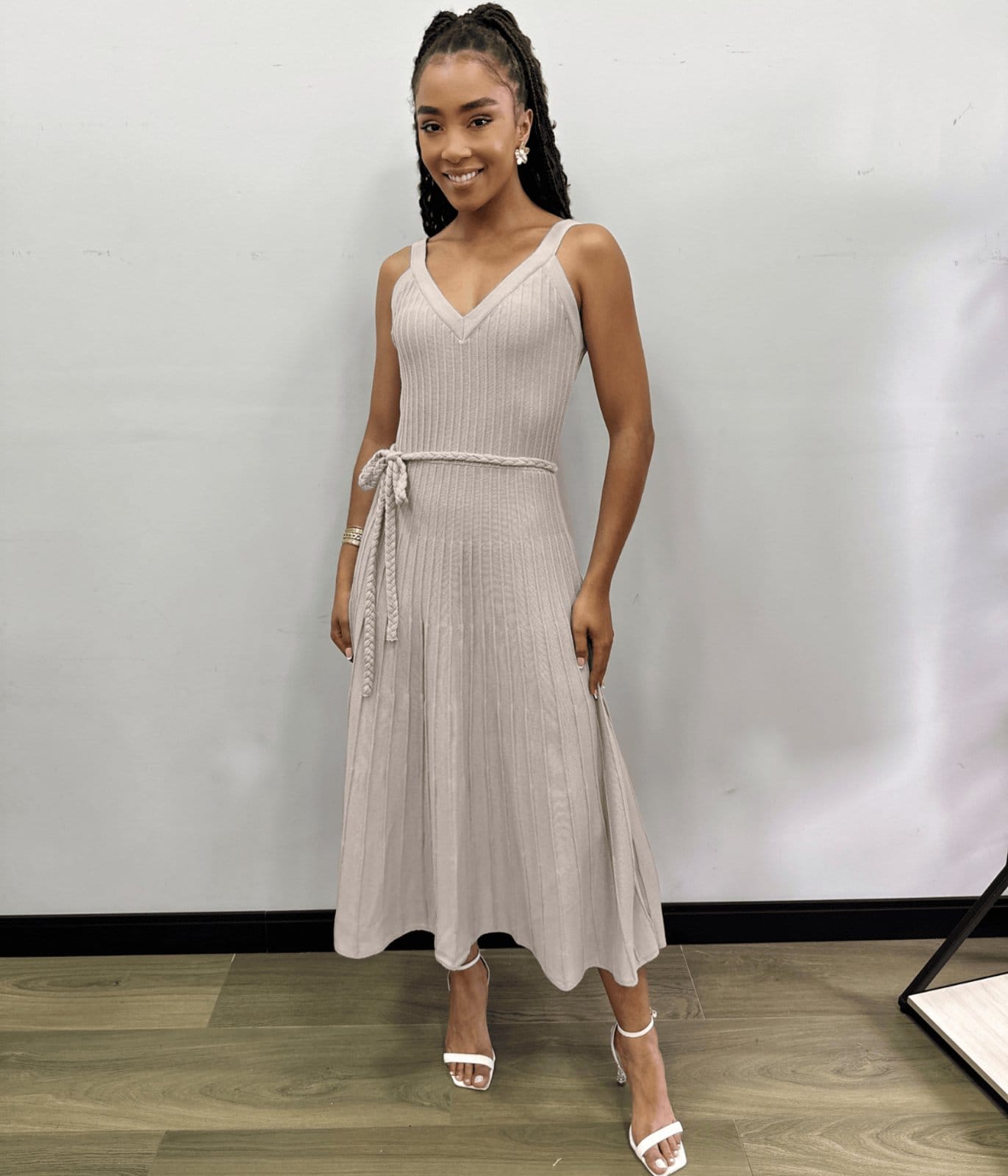 Vista principal Vestido Cherry Line Midi Alça Decote Tricô Canelado Cinto Trançado Areia Cherry Line bege