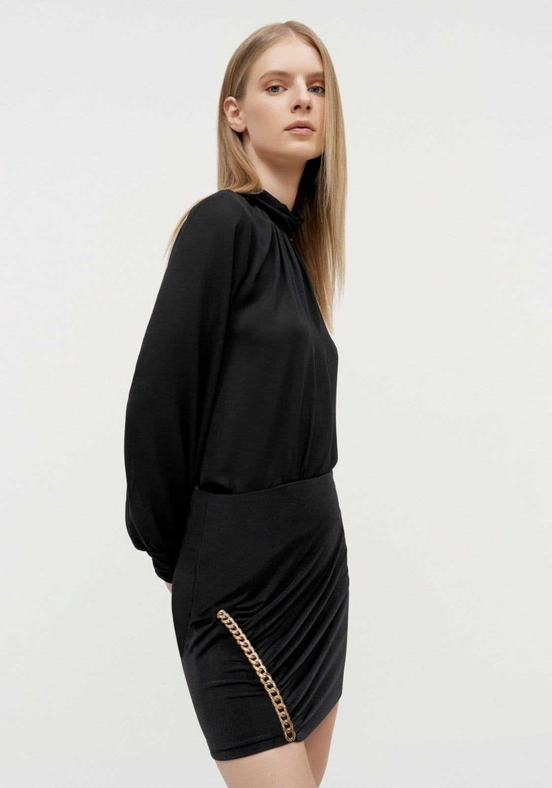 Vista 2 Saia Curta em Malha Brilho com Corrente Lez a Lez preto